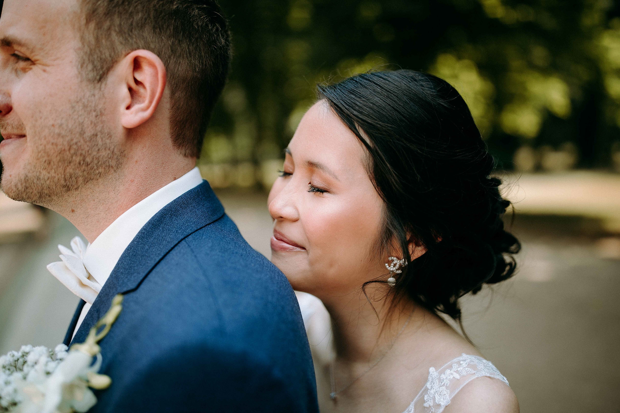 Romantisches Hochzeitsporträt – Braut lehnt sich glücklich an den Bräutigam in Bad Homburg