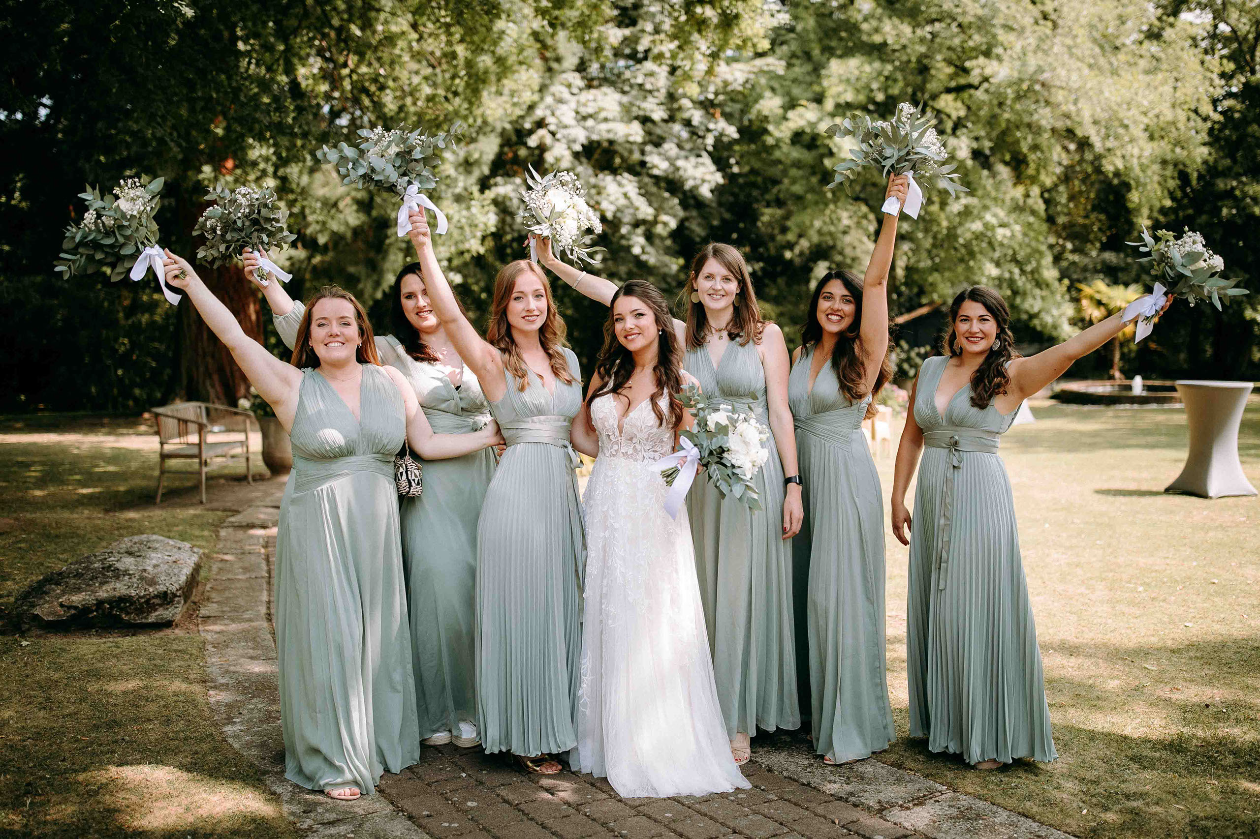 Fröhliche Brautjungfern mit Braut in grüner Kulisse – Hochzeitslocation Burg Schwarzenstein im Rheingau.