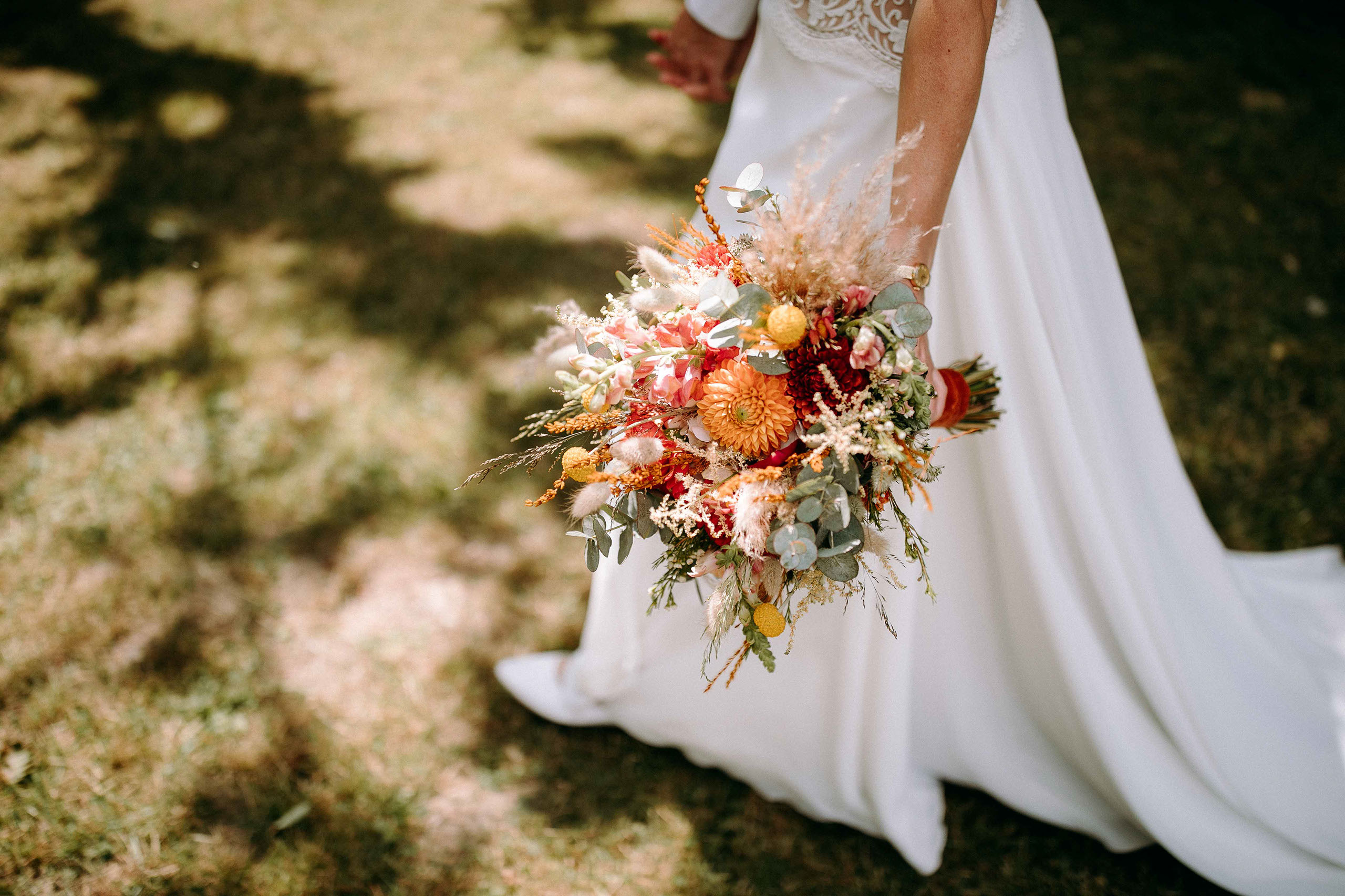 Detailaufnahme vom Brautstrauß im Hessenpark – kreative Hochzeitsfotos aus Bad Homburg.
