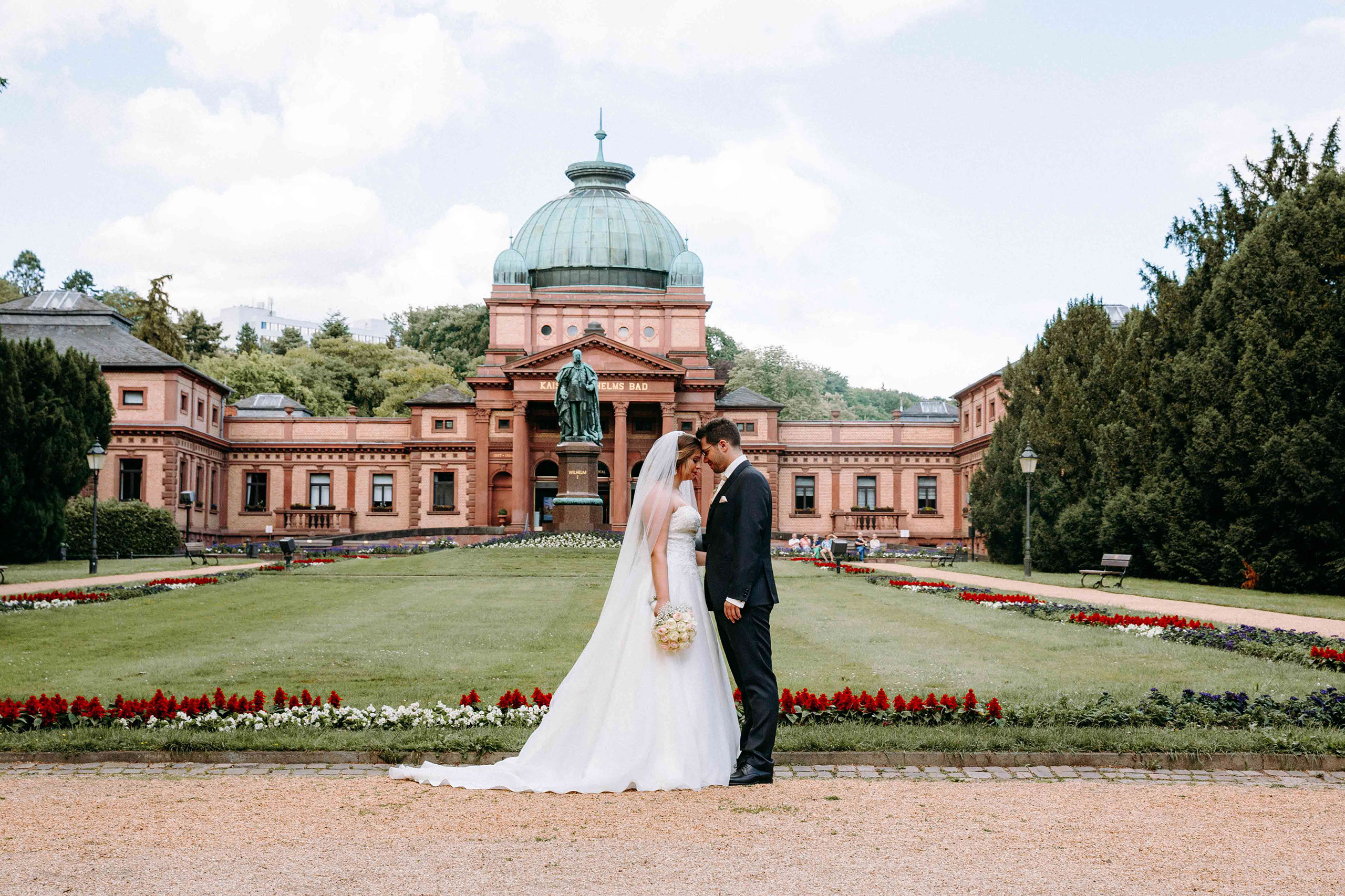 Brautpaar vor dem Kaiser-Wilhelms-Bad im Kurpark Bad Homburg