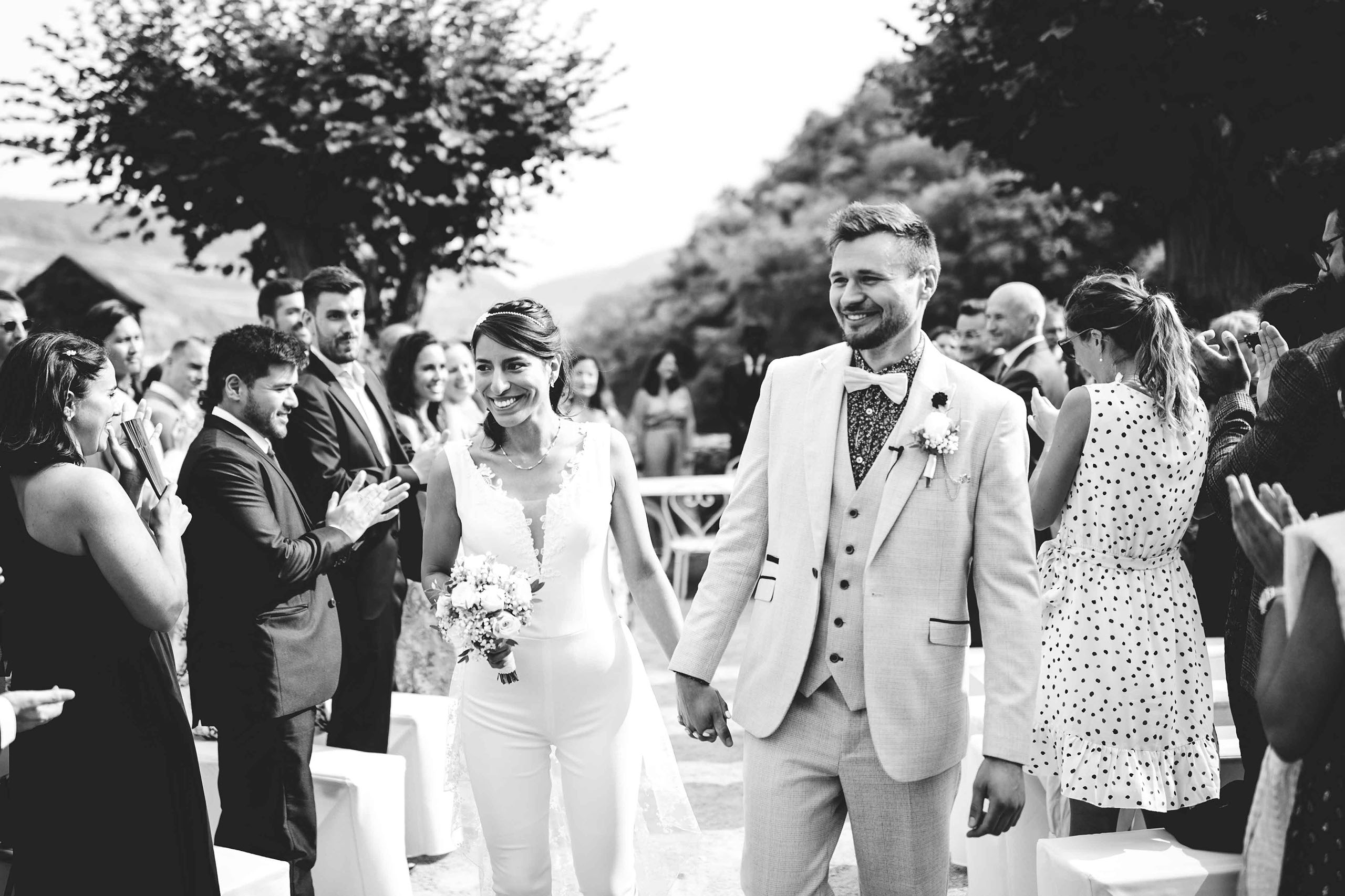 Brautpaar verlässt strahlend den Trauort, umgeben von Gästen – Hochzeitsfotograf Rheingau fängt den Moment auf Burg Reichenstein ein.