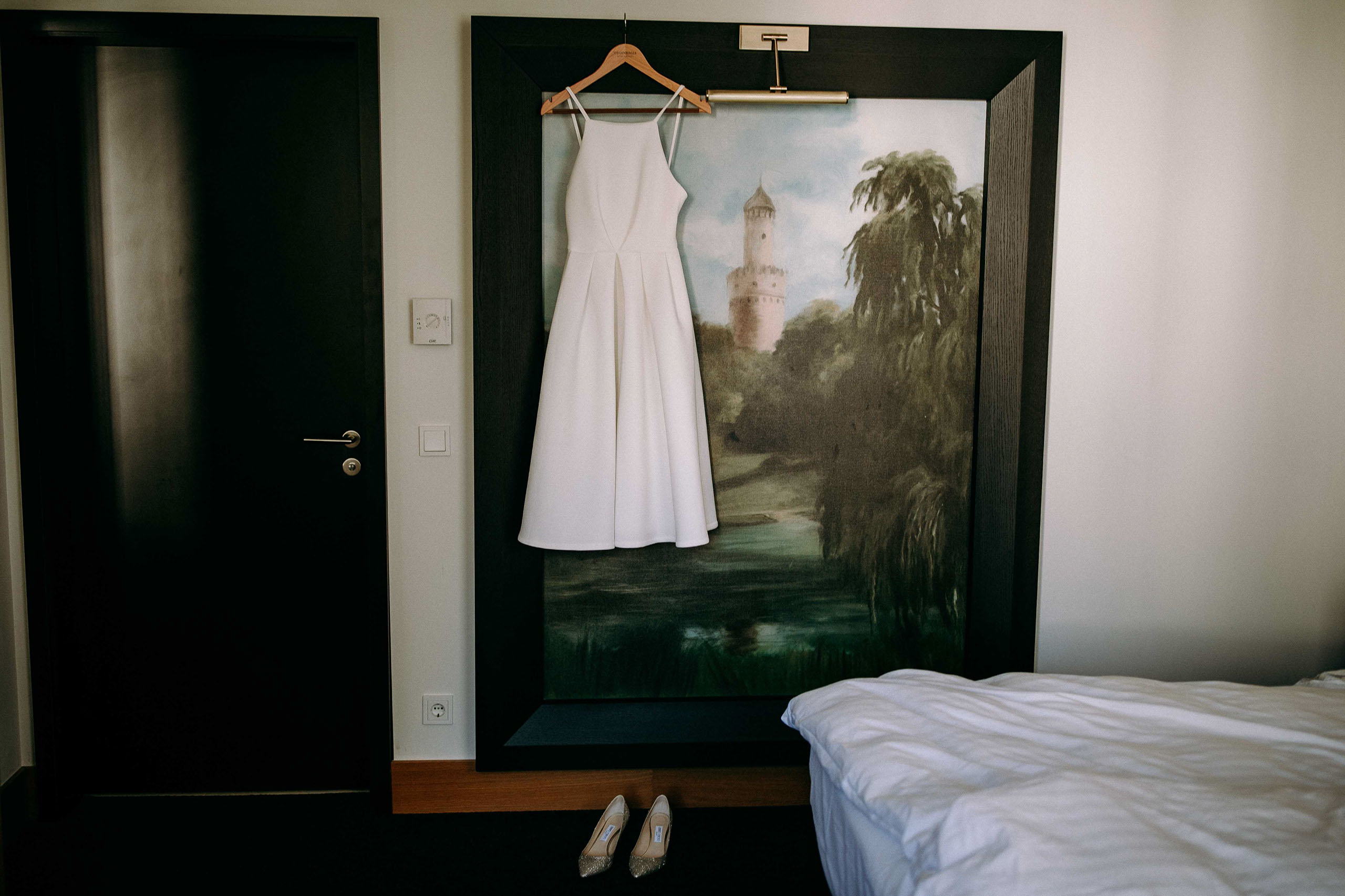Hochzeitsvorbereitung im Steigenberger Hotel – Brautkleid hängt bereit im Zimmer – Hochzeitsfotograf Bad Homburg