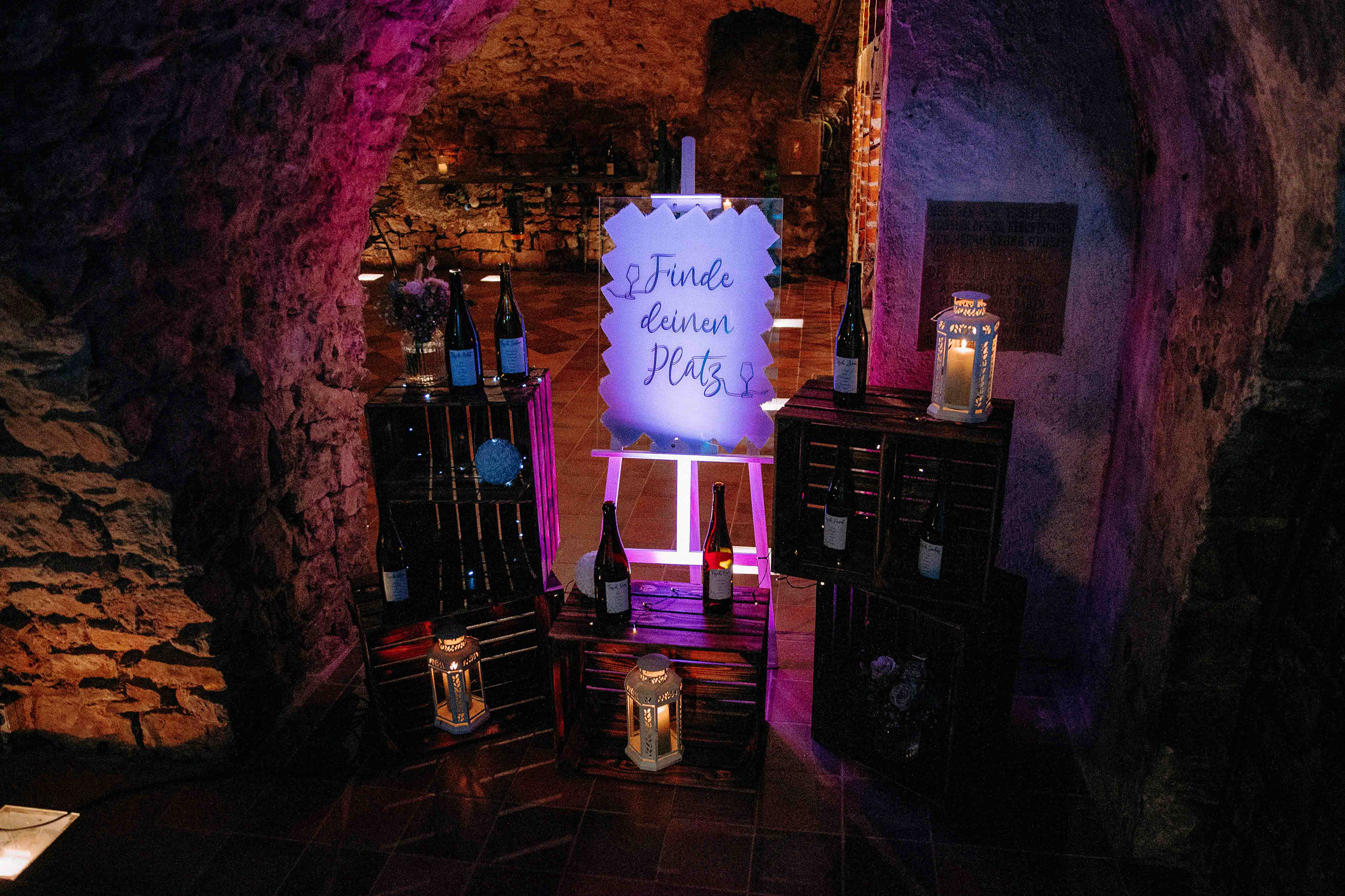 Sitzplan mit Weinkisten, Flaschen und Laternen – Weingut Georg Breuer Hochzeit