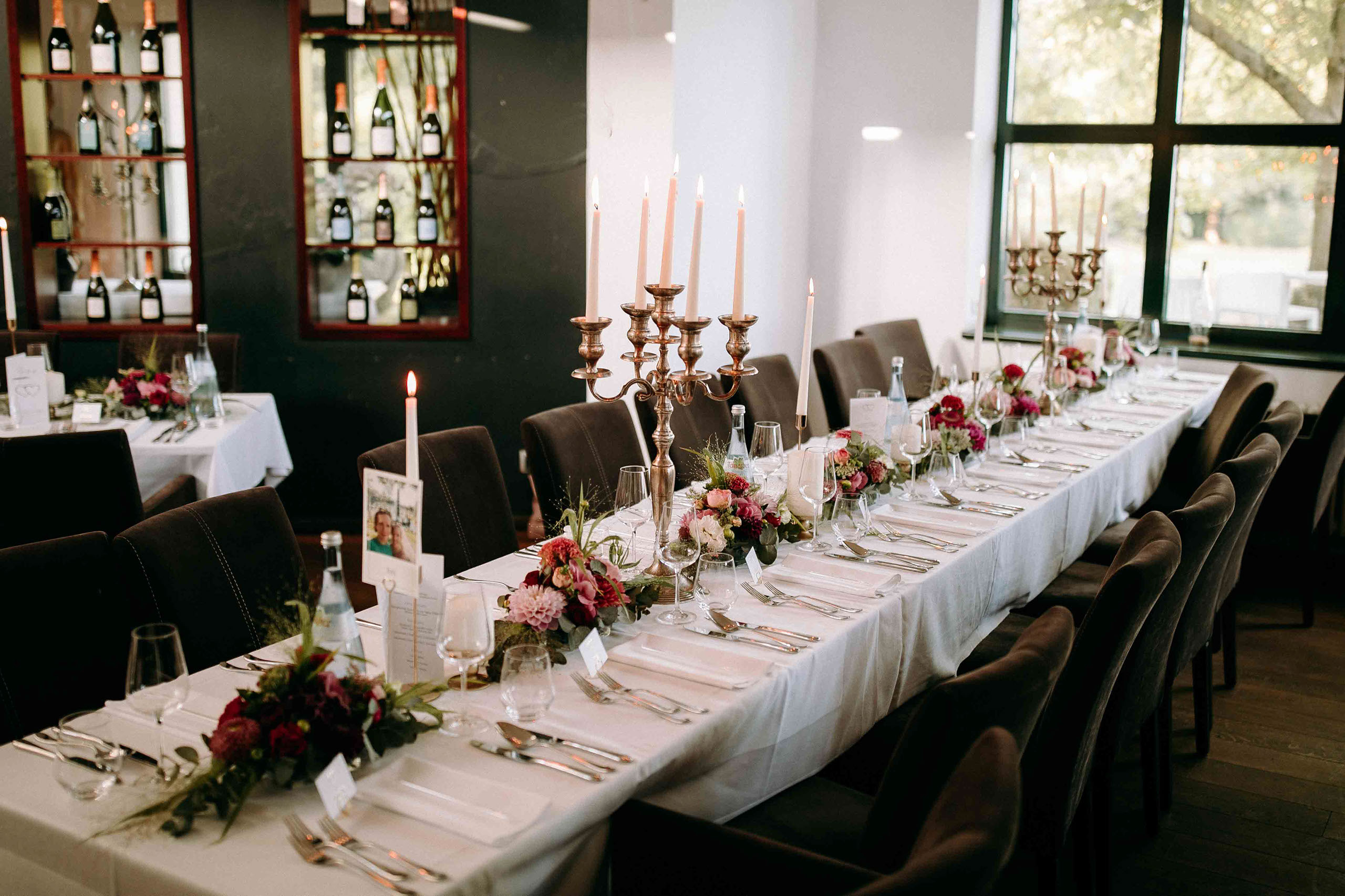 Kerzen und Blumen auf Hochzeitstafel in Burg Crass – stimmungsvolle Hochzeitsfeier im Rheingau.