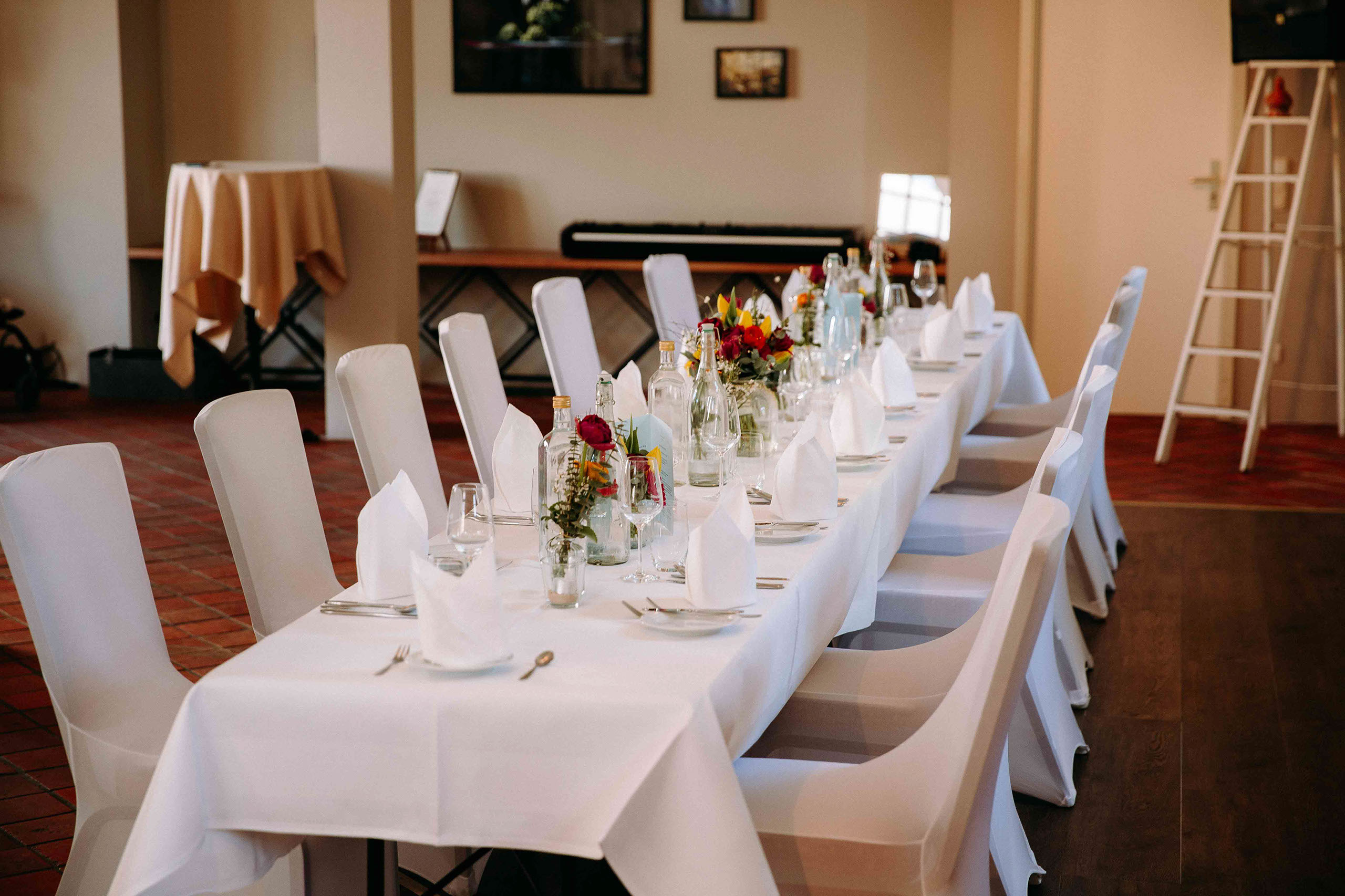 Feierlich gedeckte Hochzeitstafel im Inneren von Schloss Reinhartshausen – Hochzeitslocation Rheingau