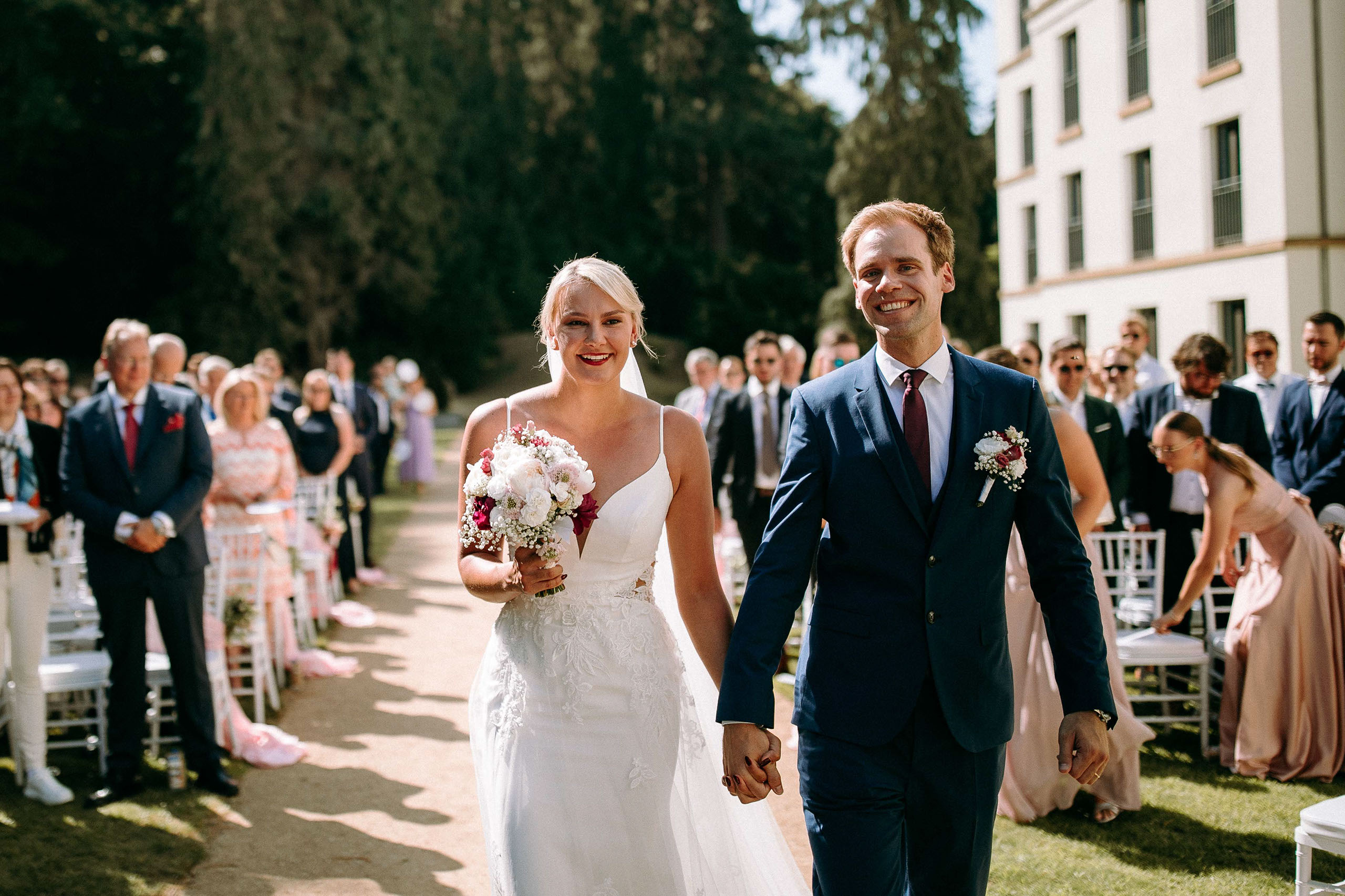 Brautpaar verlässt Traubereich im Dorint Hotel Oberursel nach der Zeremonie