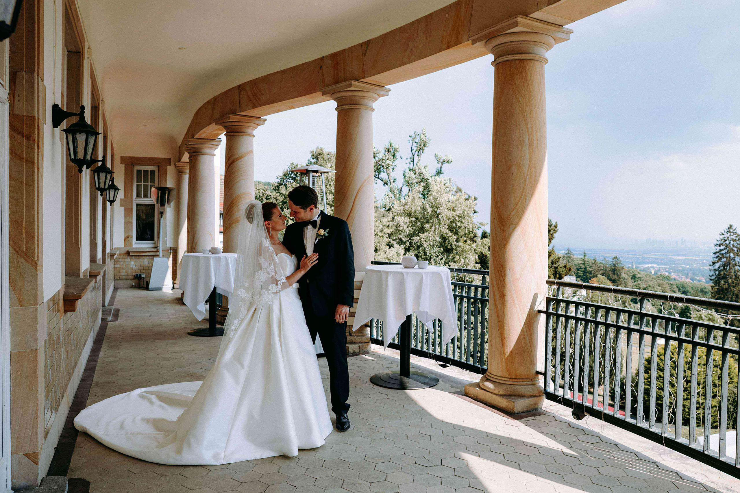 Das Brautpaar auf dem Balkon vom Falkenstein Grand Hotel in Königstein beim Brautpaarshooting