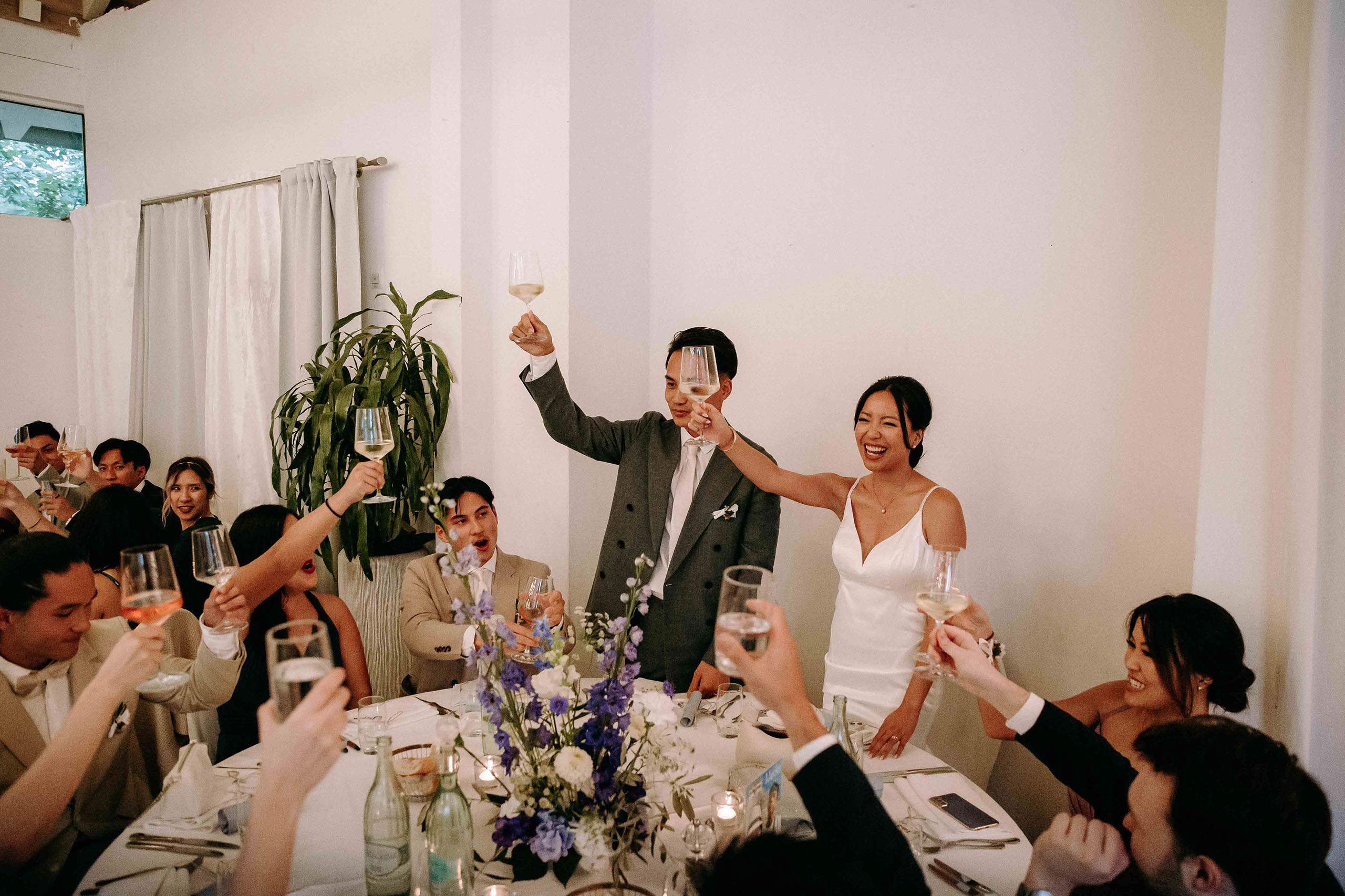 Brautpaar beim Hochzeitstoast im Golfhaus Restaurant Hochzeitslocation Bad Homburg