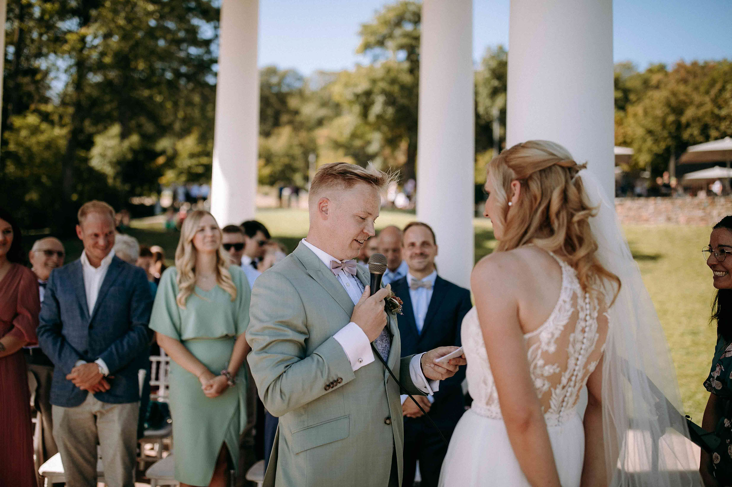Emotionaler Moment beim Eheversprechen im Niederwaldtempel mit Gästen und traumhafter Kulisse.
