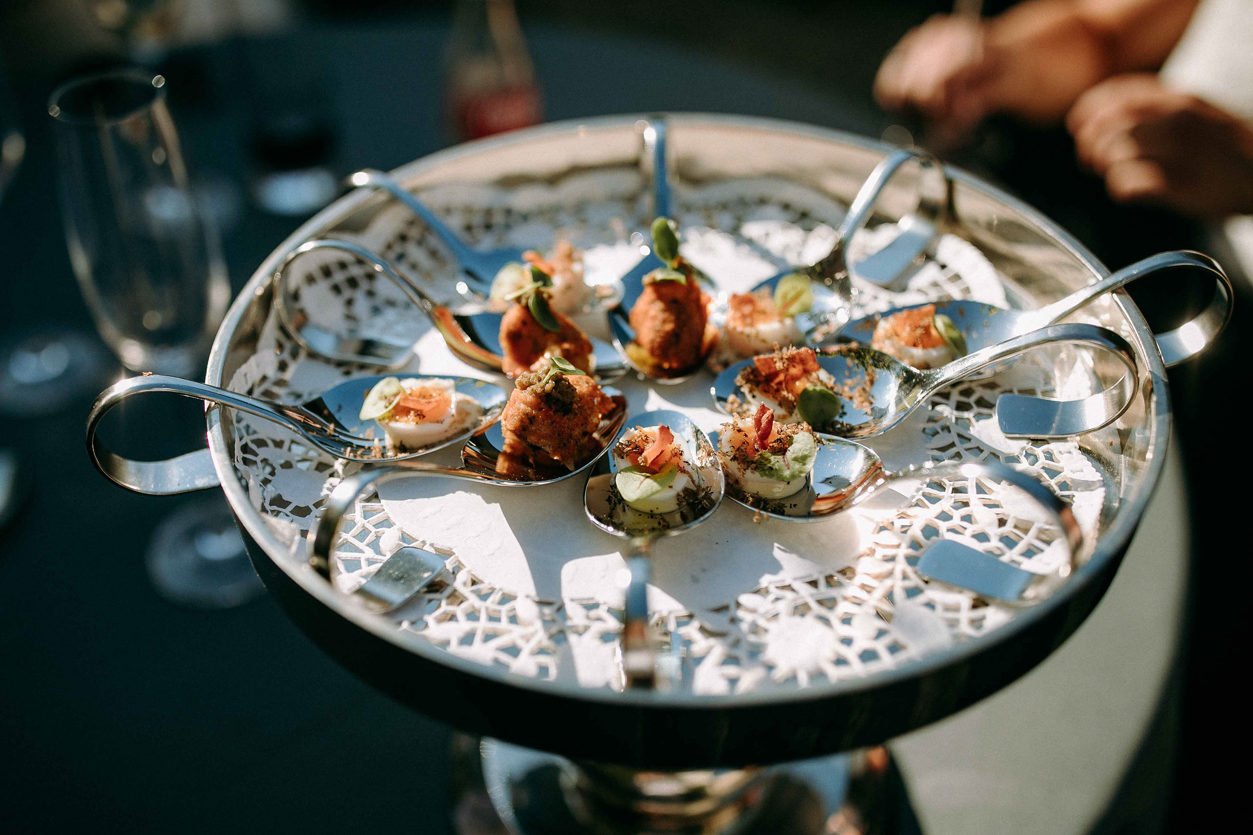 Feines Amuse-Bouche auf edlem Tablett bei Hochzeit im Weingut Georg Breuer
