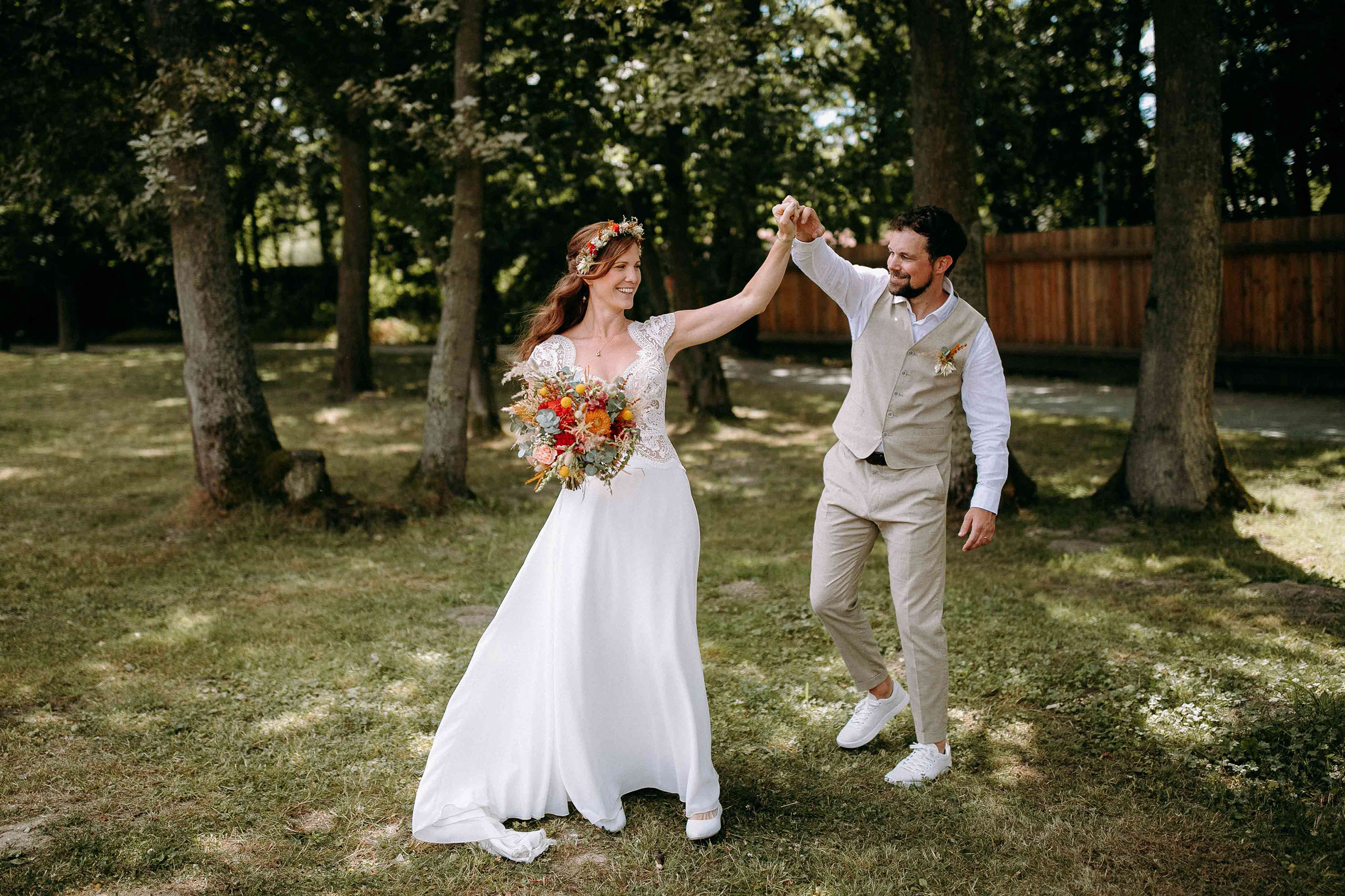 Hochzeitstanz im Grünen im Freilichtmuseum Hessenpark – unvergessliche Hochzeitsfotos in Bad Homburg.