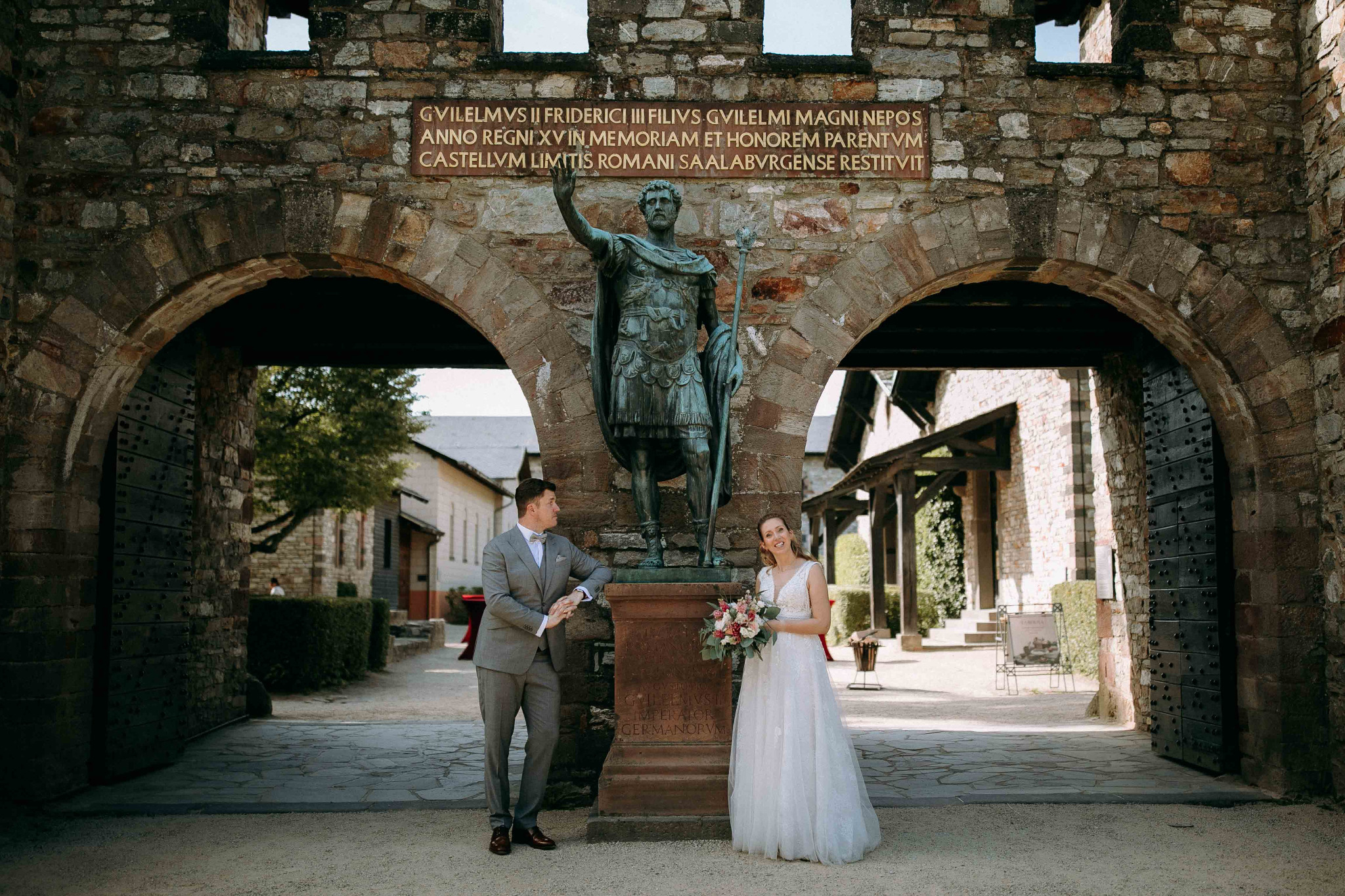 Hochzeitsfoto beim römischen Kastell Saalburg – Brautpaar vor antiker Kulisse bei Bad Homburg