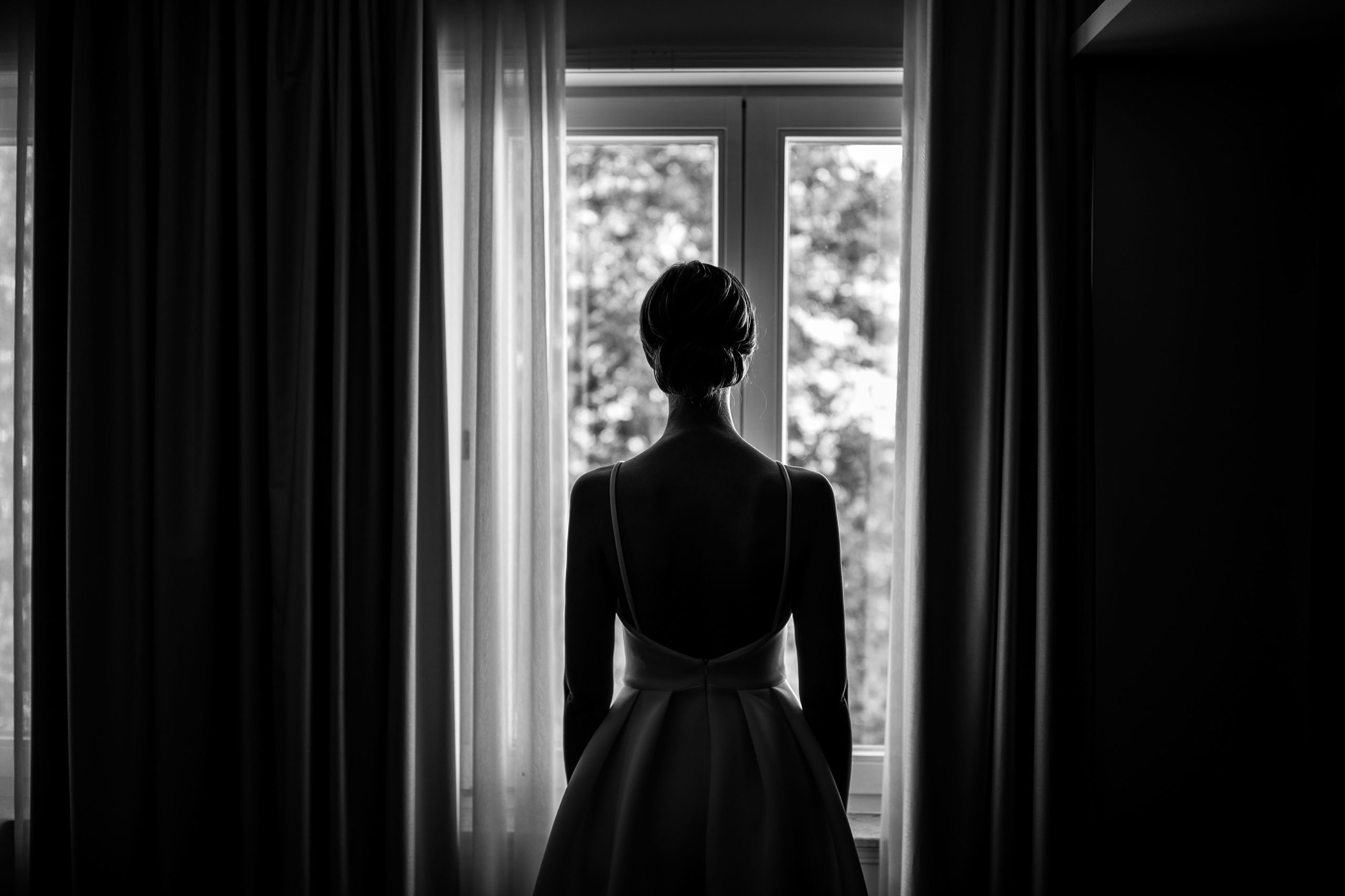 Ausdrucksstarke Schwarzweißaufnahme einer Braut im Steigenberger Hotel Bad Homburg – festgehalten von Hochzeitsfotograf Bad Homburg