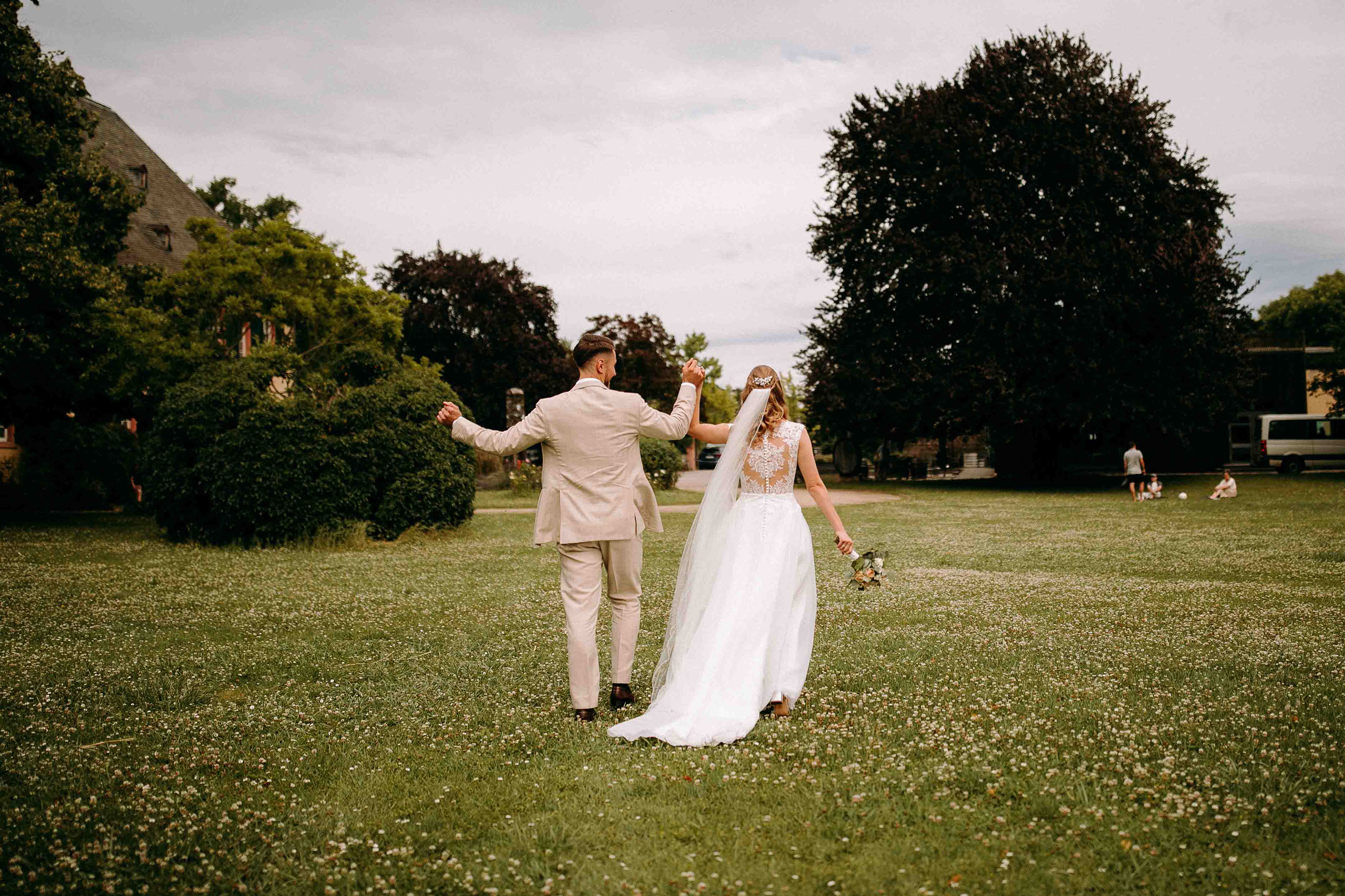 Brautpaar auf der Wiese der Hochzeitslocation Baron Knyphausen im Draiser Hof – festgehalten vom Hochzeitsfotograf im Rheingau.