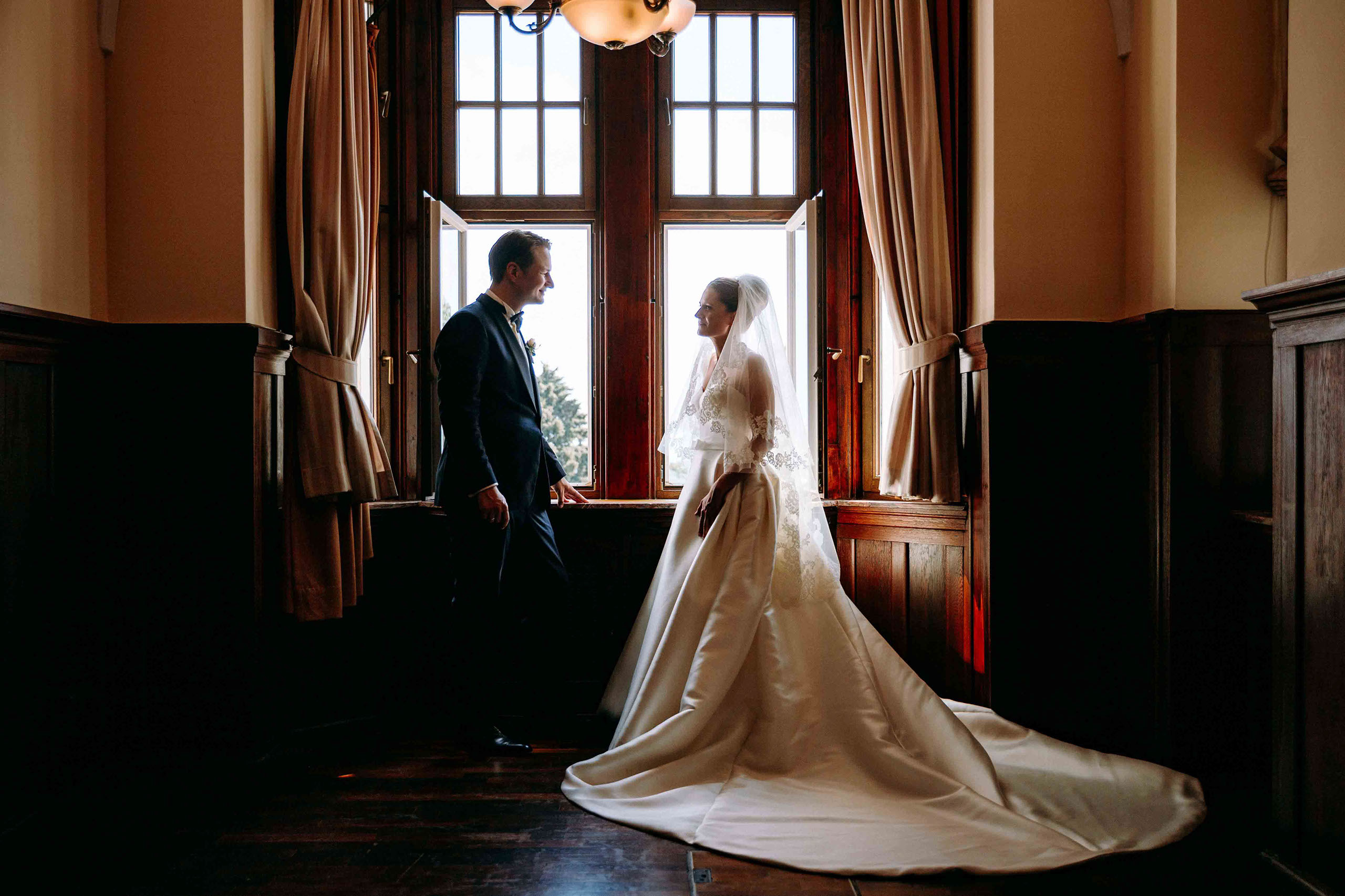 Hochzeitsfotos im Fensterlicht im Falkenstein Grand Königstein vom Hochzeitsfotograf Königstein
