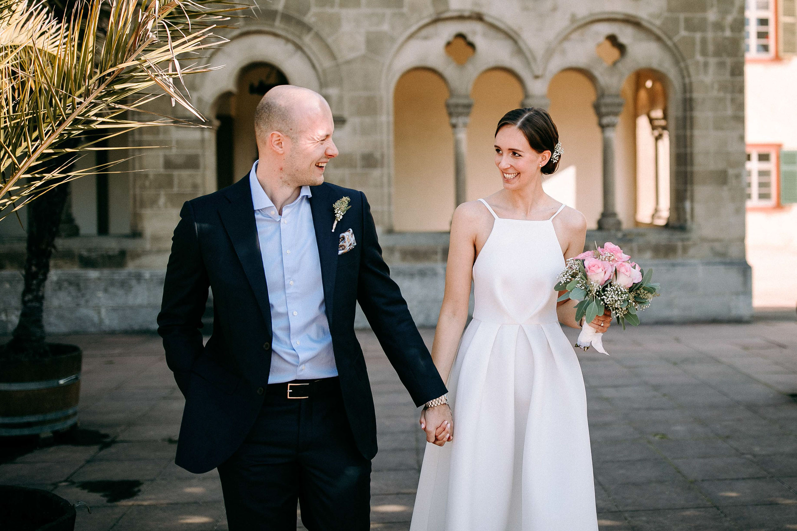 Hochzeitslocation Schloss Bad Homburg Weisser Saal – Brautpaar Hand in Hand lachend