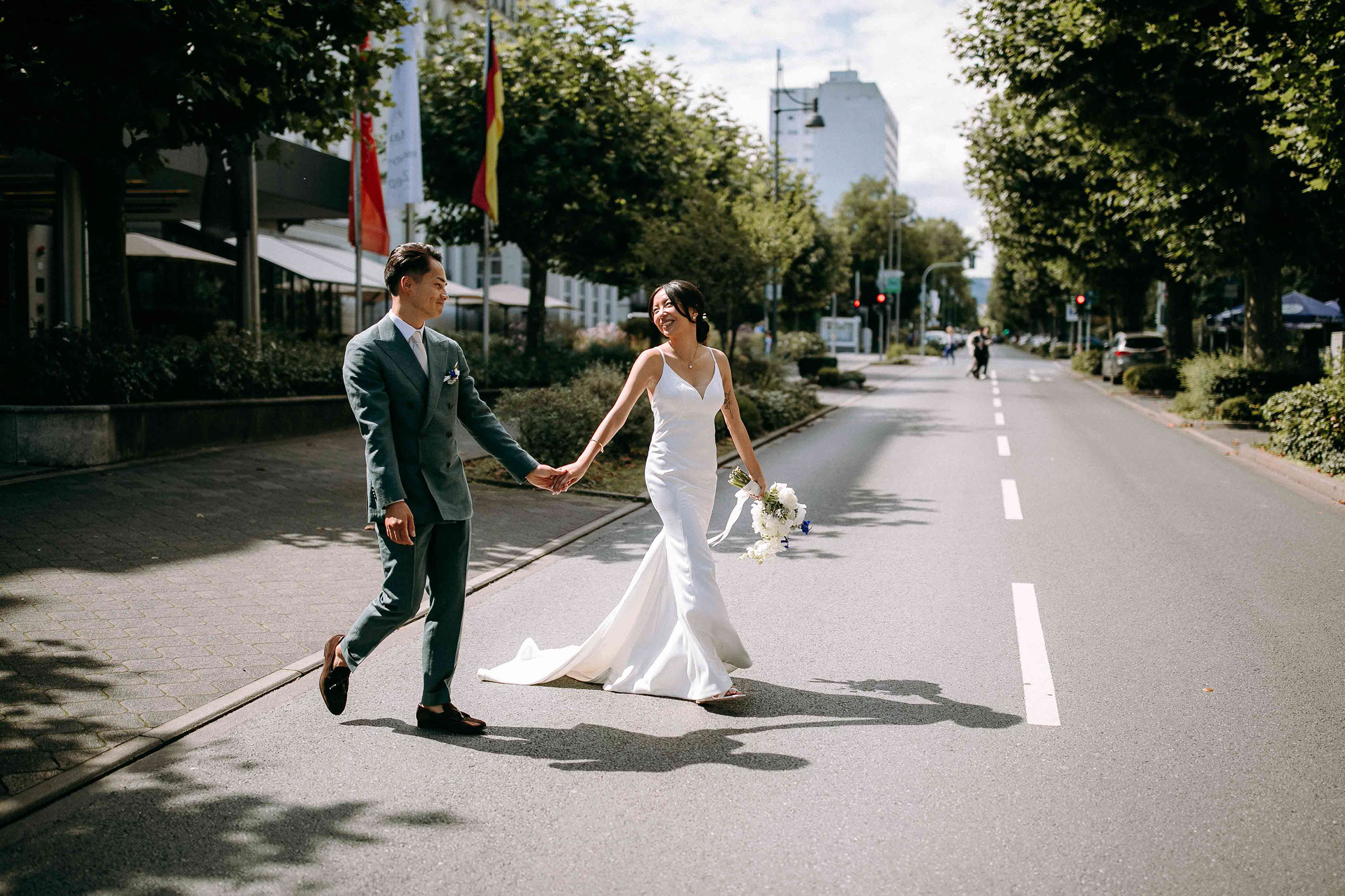 Fröhliches Brautpaar beim Spaziergang in Bad Homburg – lebendige Momentaufnahme von Hochzeitsfotograf Bad Homburg