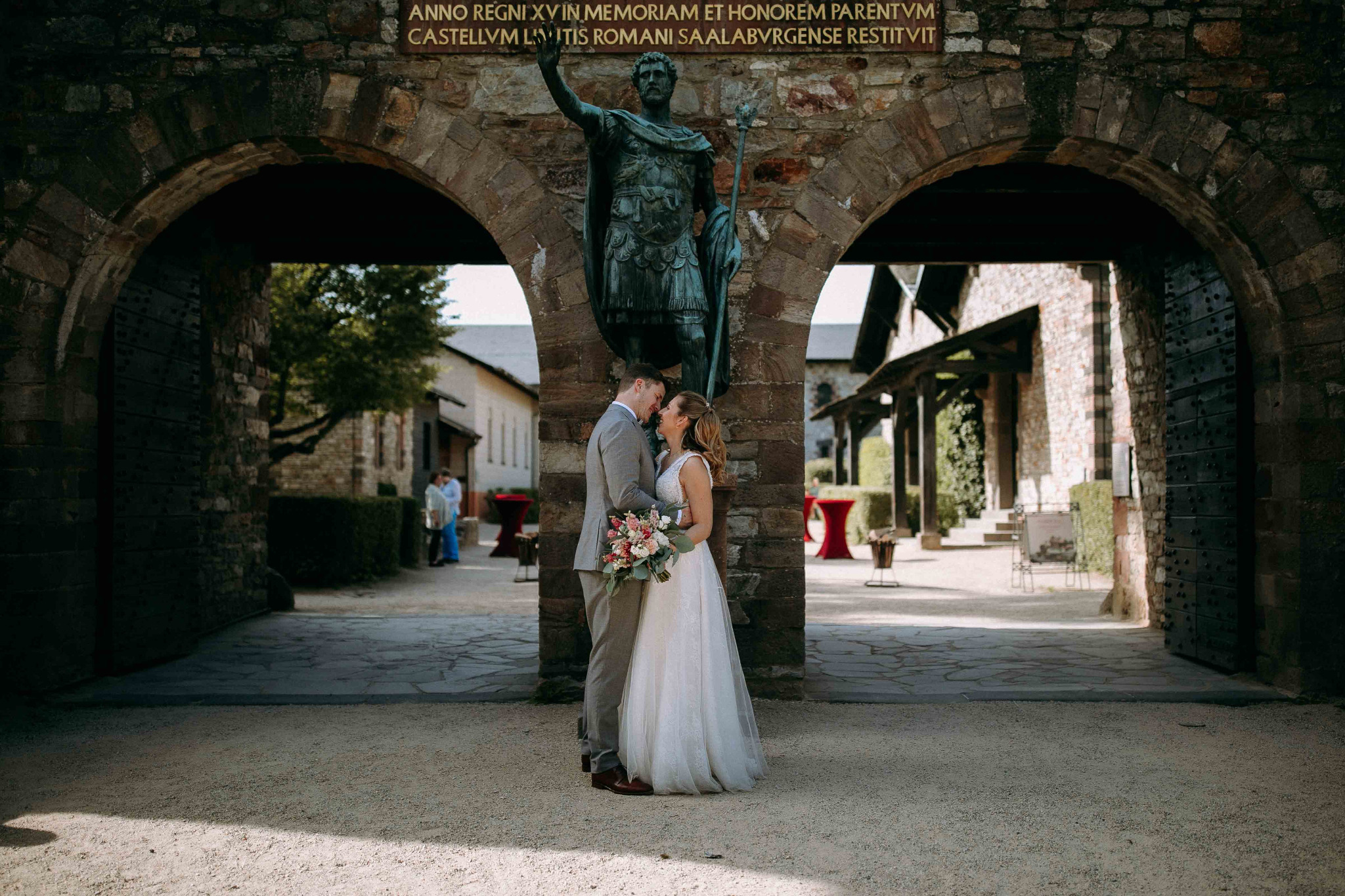 Romantischer Hochzeitskuss des Brautpaars am Römerdenkmal der Saalburg im Taunus