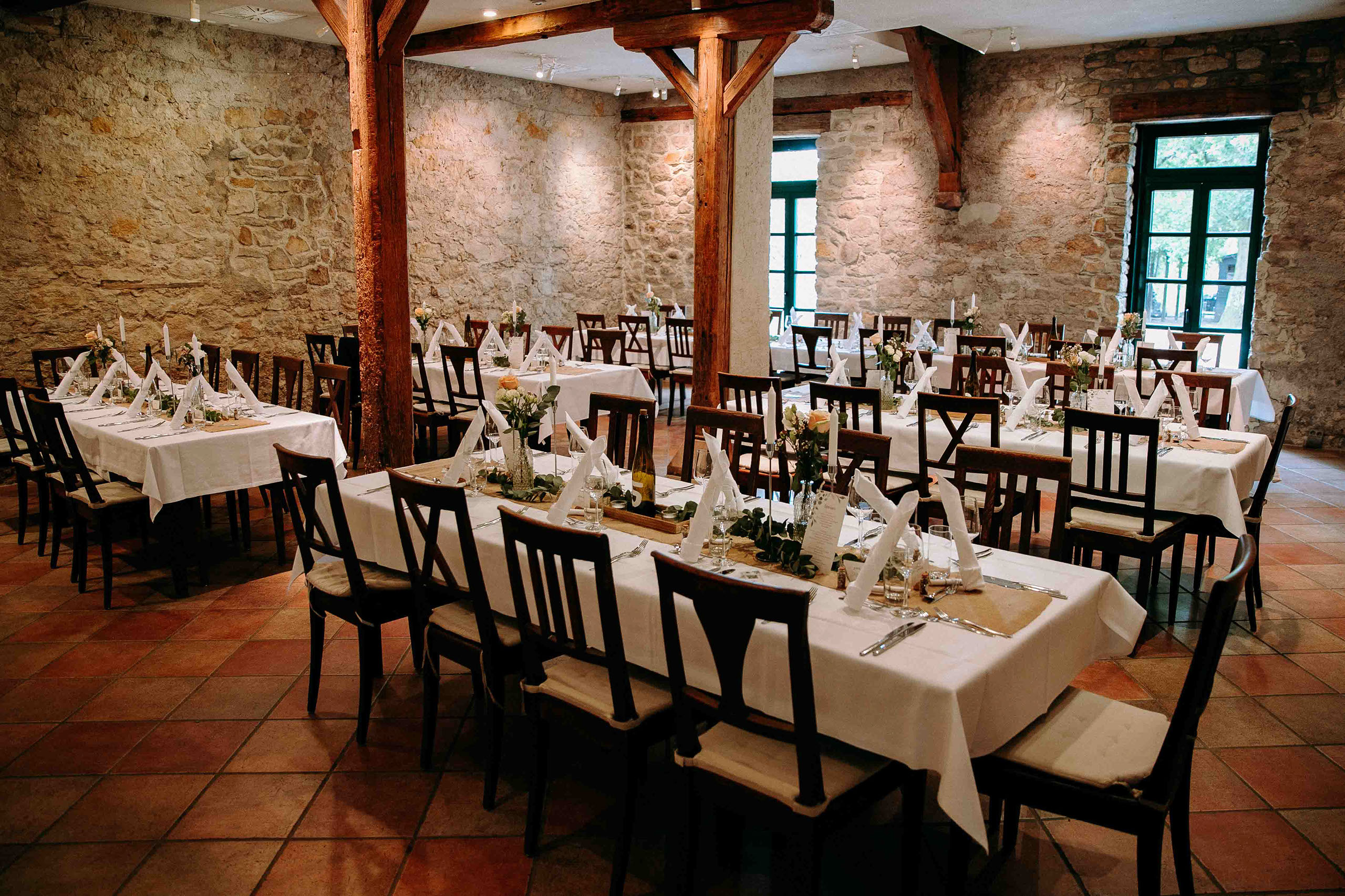 Festlich gedeckter Hochzeitssaal im Draiser Hof – perfekte Kulisse für eine Hochzeit bei Baron Knyphausen im Rheingau.