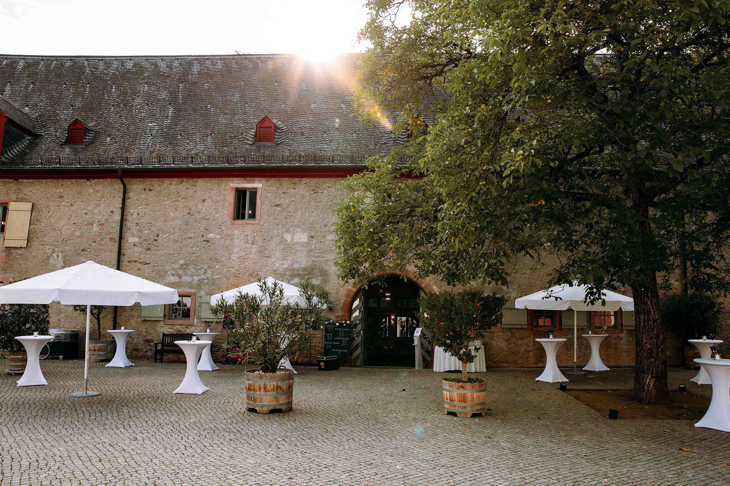 Empfang im Innenhof von Kloster Eberbach – Hochzeitsfotograf Rheingau
