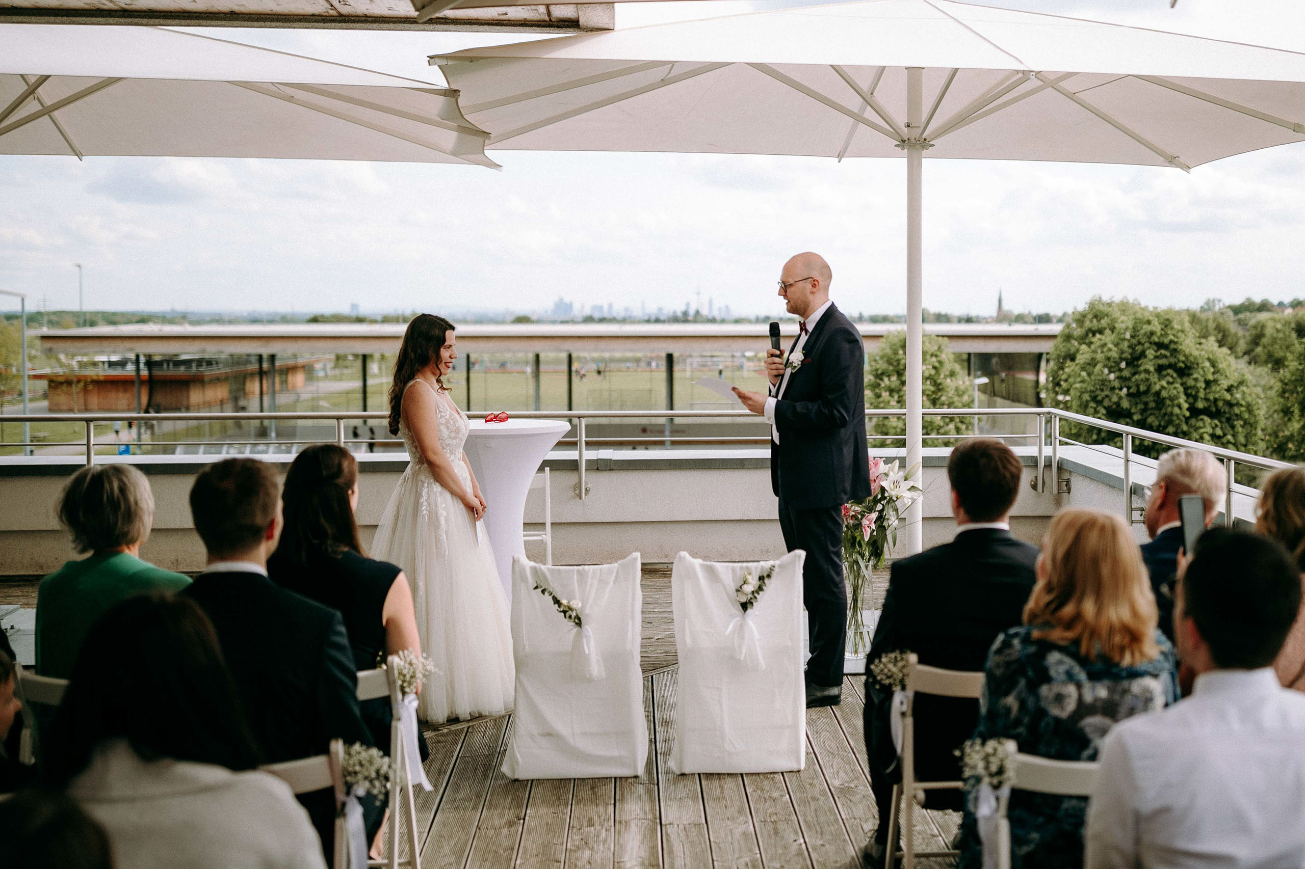 Bräutigam liest sein Eheversprechen bei freier Trauung im Eventhaus Taktgefühl