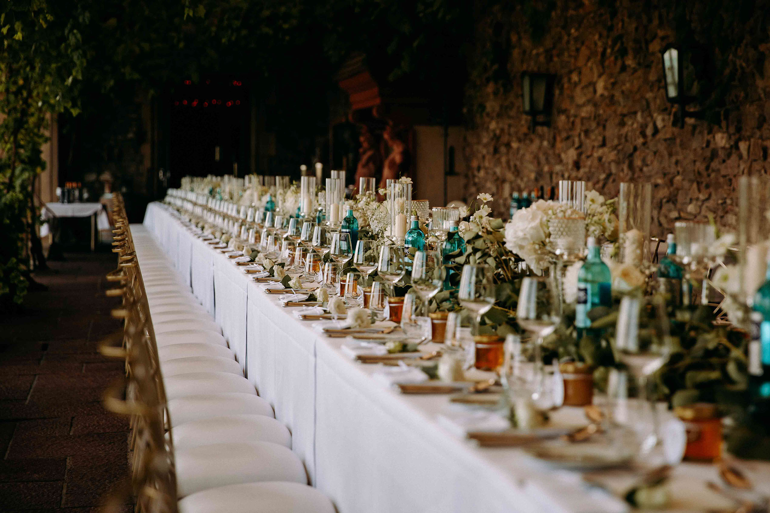 Elegante Hochzeitstafel in der Hochzeitslocation Burg Schwarzenstein mit weißen Blumen und stilvoller Tischdekoration – Hochzeitsfotos Rheingau.