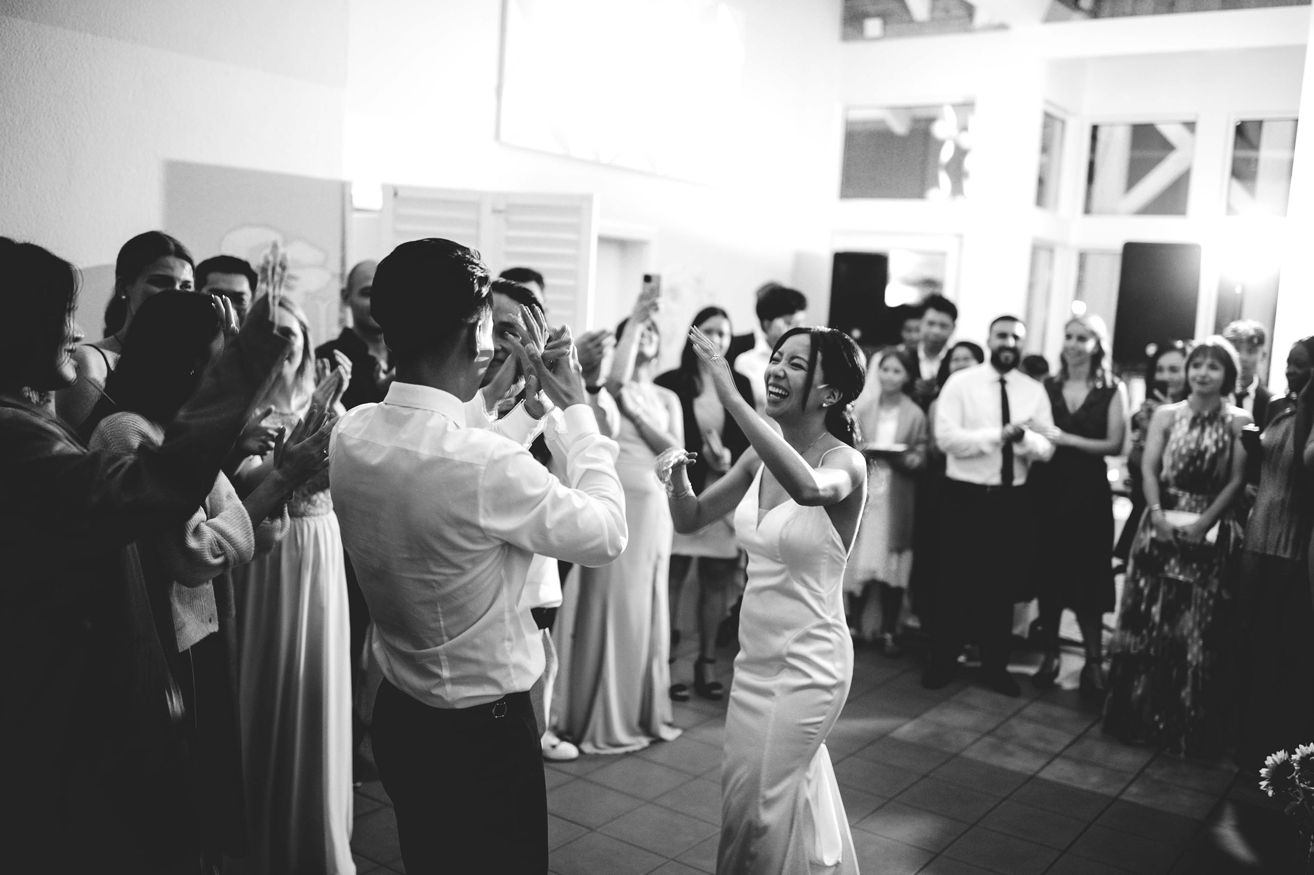 Die Braut und der Bräutigam feiern ihren Hochzeitstanz im festlich dekorierten Innenbereich der Hochzeitslocation Golfhaus Restaurant.