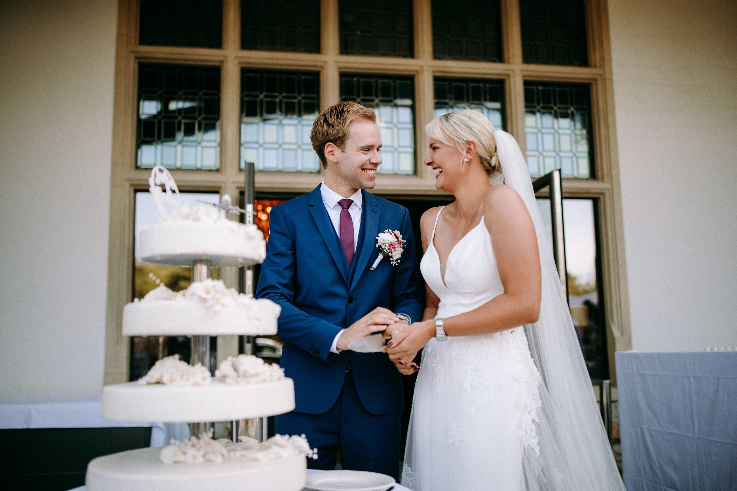Tortenanschnitt im Freien – Hochzeit im Dorint Hotel Oberursel – Freie Trauung