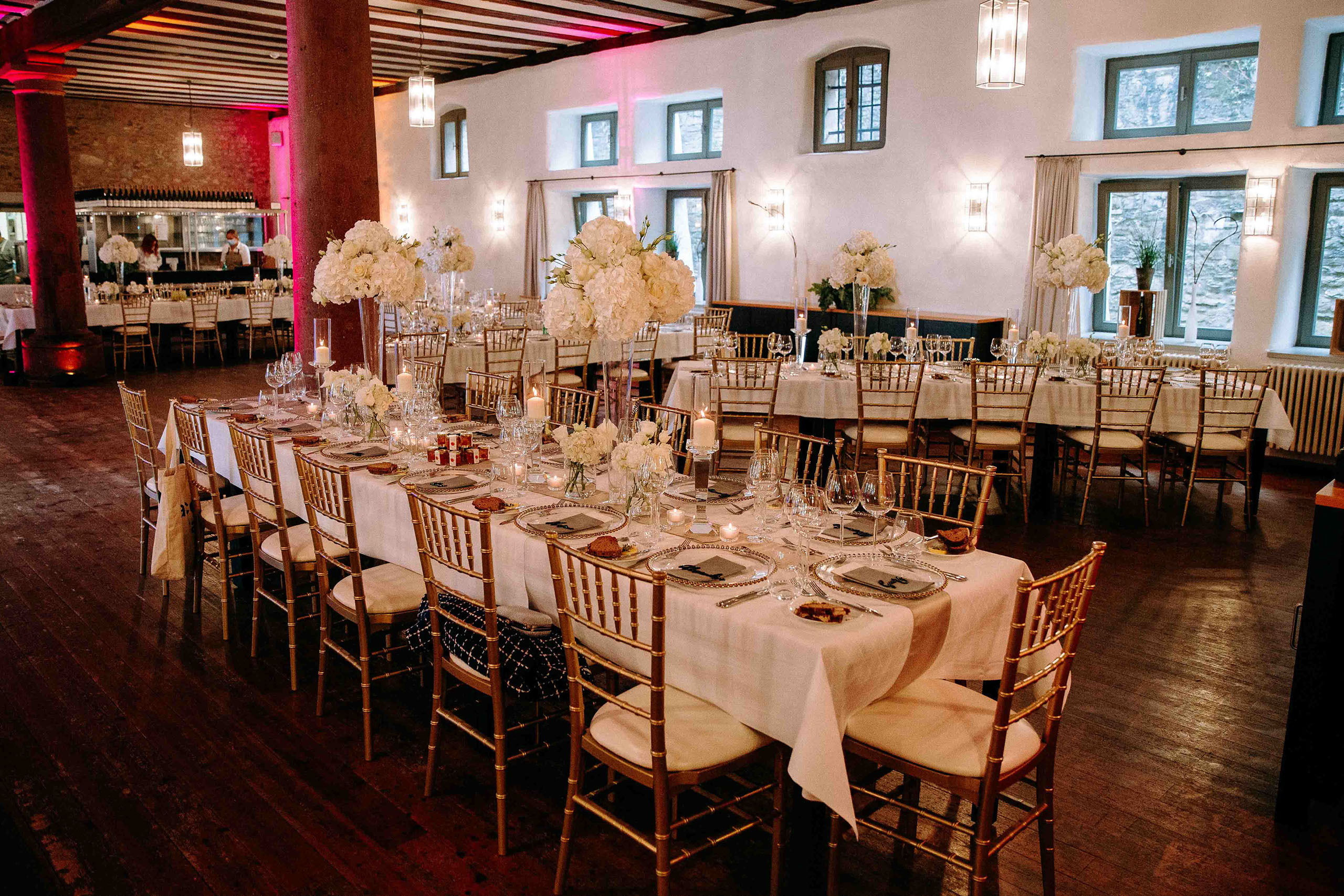 Elegante Hochzeitstafel im Festsaal Kloster Eberbach – Hochzeitsfotos Rheingau