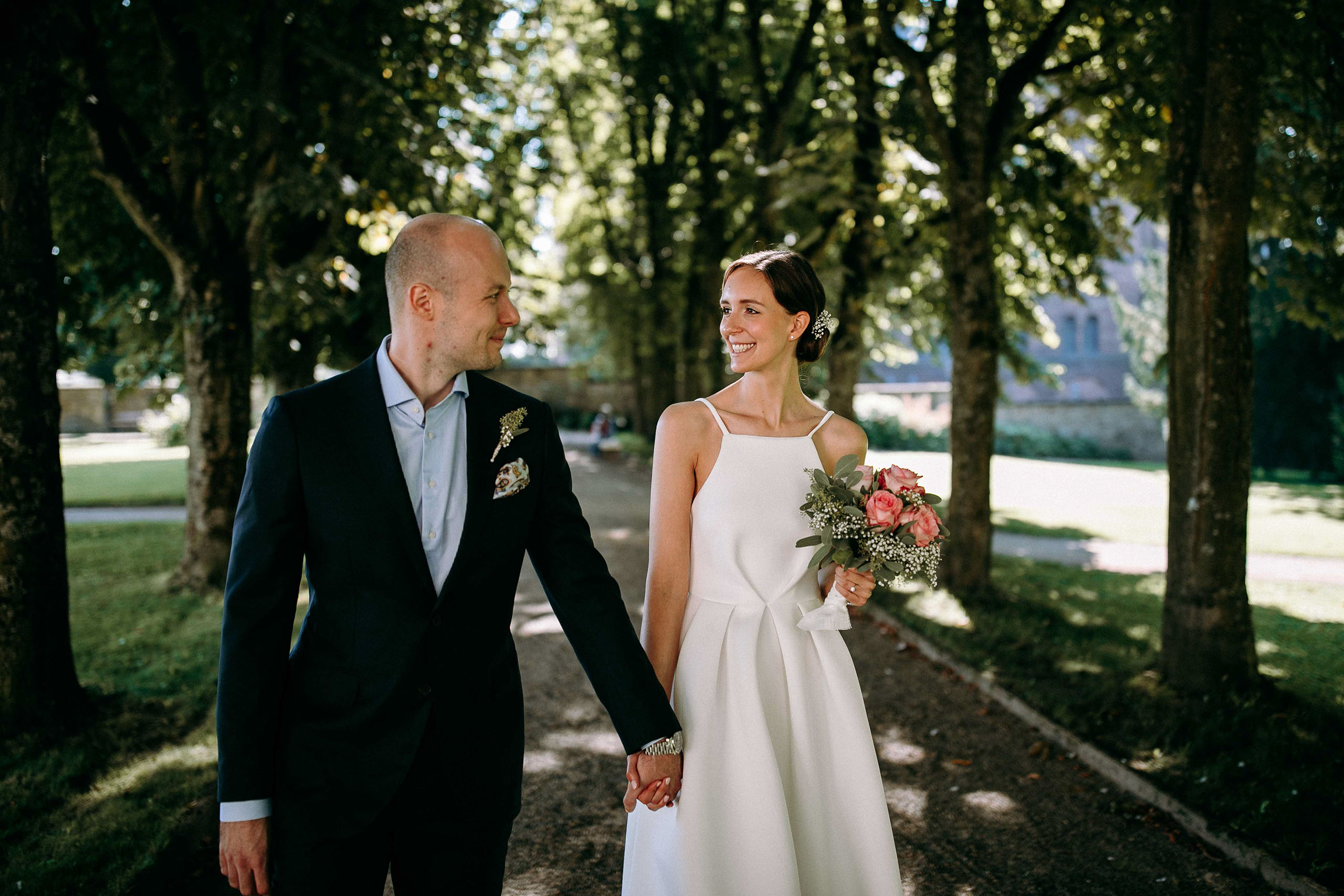 Hochzeitsfotos im Park von Schloss Bad Homburg – romantischer Spaziergang