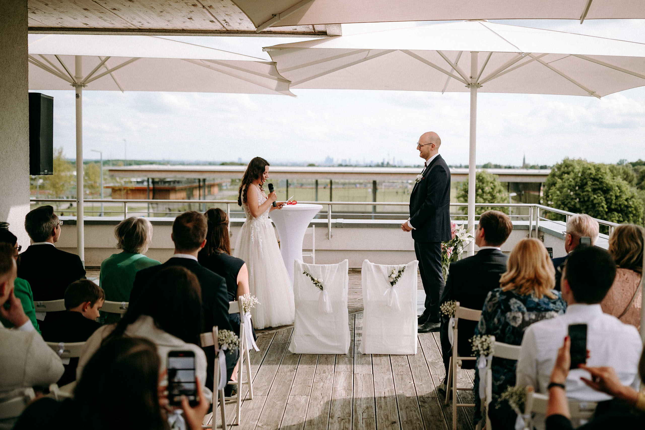 Braut spricht ihr Eheversprechen bei freier Trauung in Friedrichsdorf