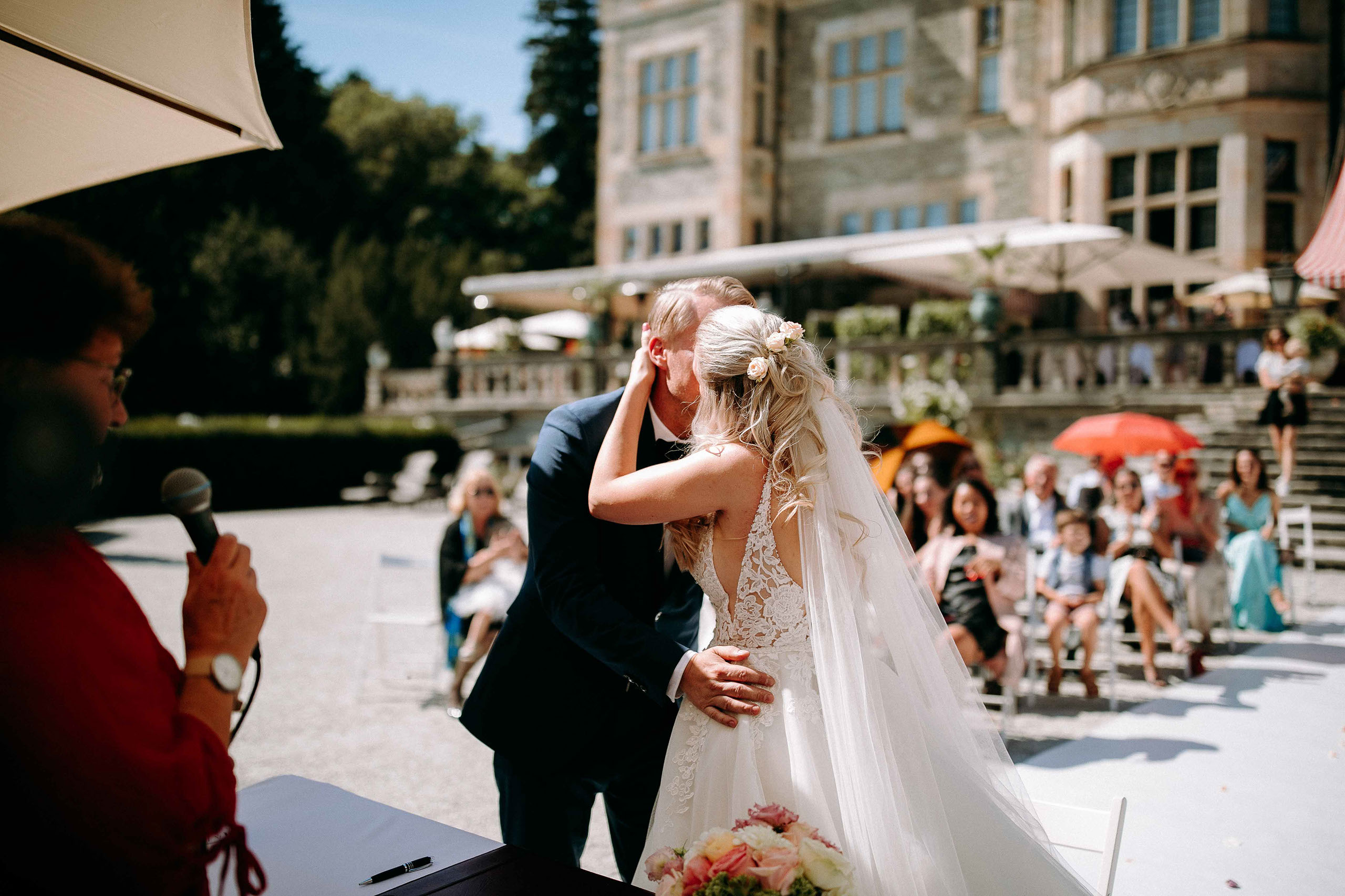 Brautpaar küsst sich bei der freien Trauung im Schlosshotel Kronberg – Hochzeitsfotograf fängt den Moment ein.