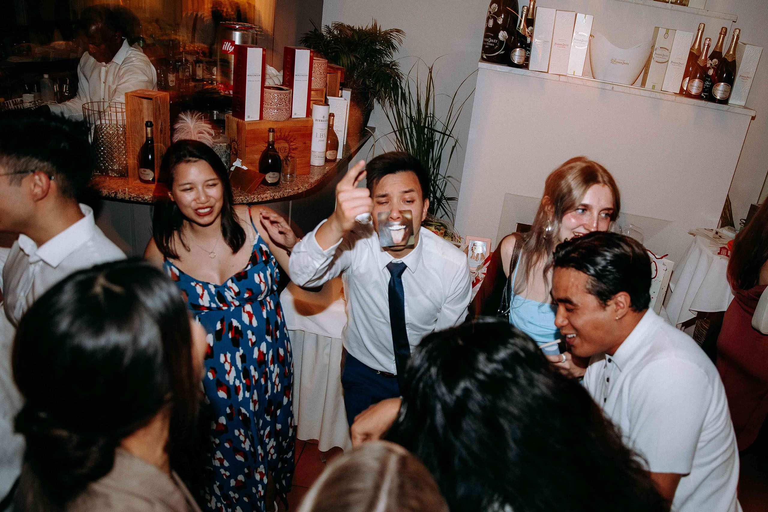 Gäste tanzen und feiern im Barbereich des Golfhaus Restaurants – ideal für lebendige Hochzeitsfotos in Bad Homburg.