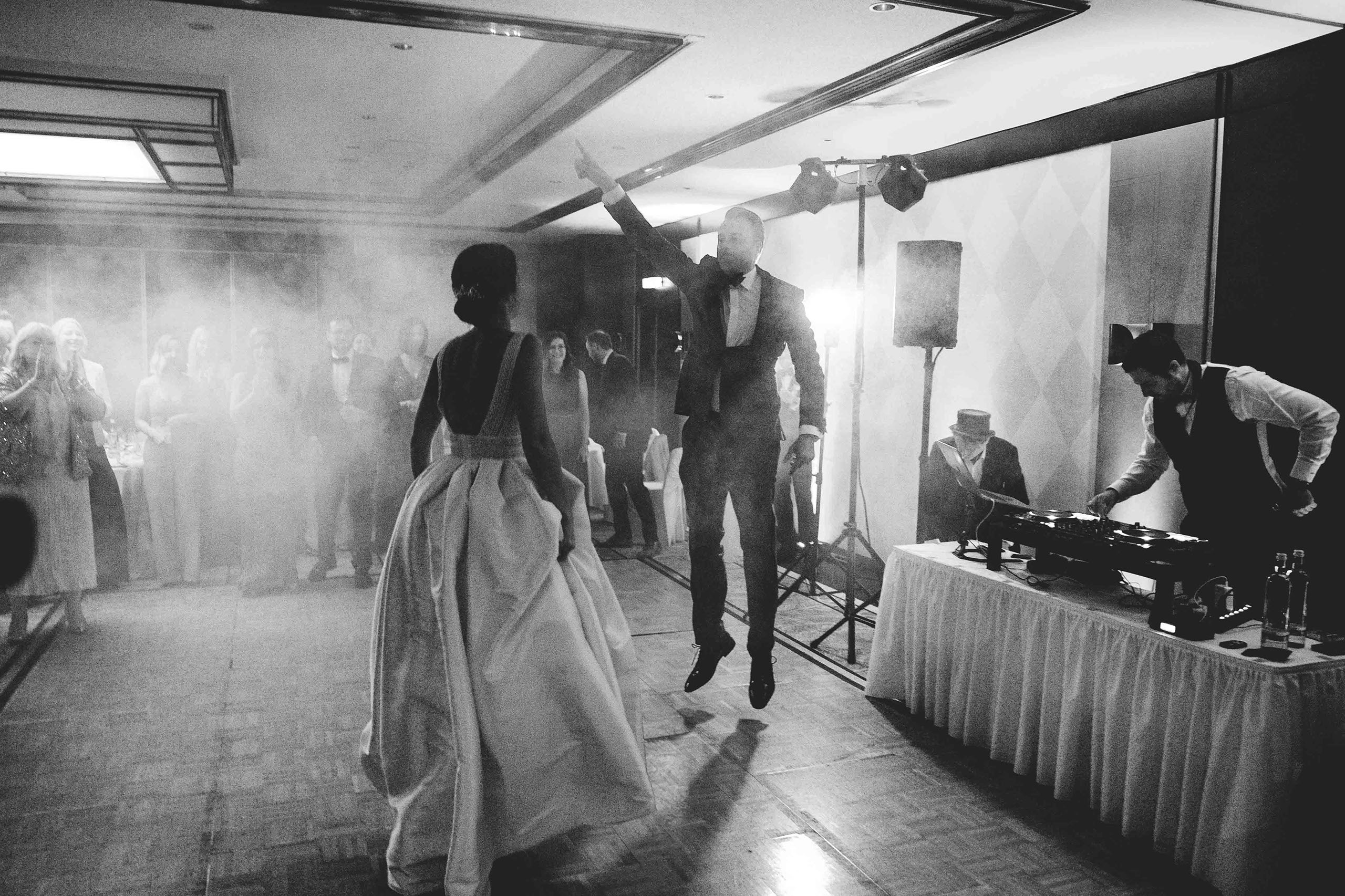 Erster Tanz des Brautpaars mit Lichteffekten – romantischer Moment von Hochzeitsfotograf Bad Homburg