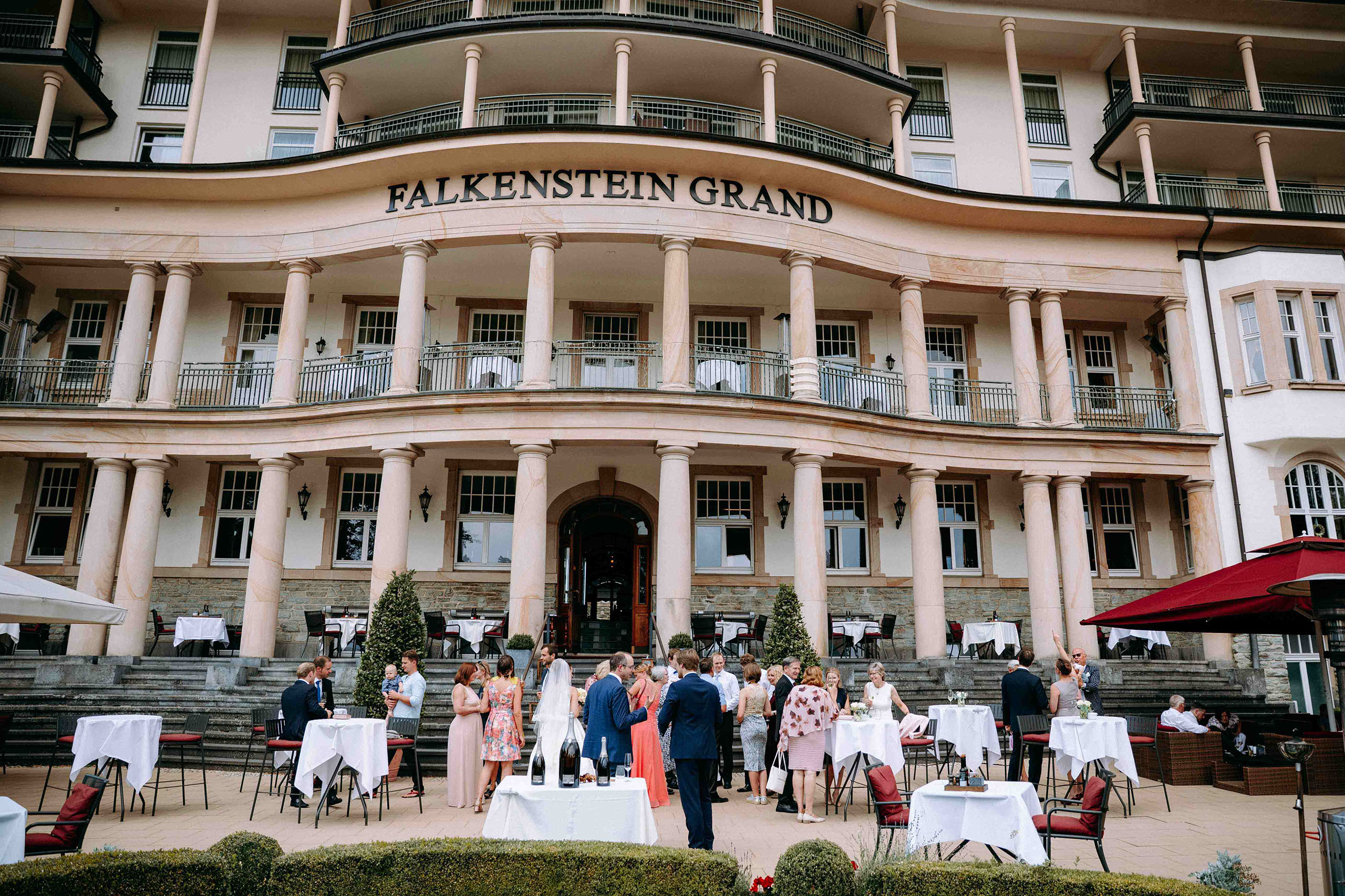 Empfang bei der Hochzeit auf der Terrasse des Falkenstein Grand Königstein