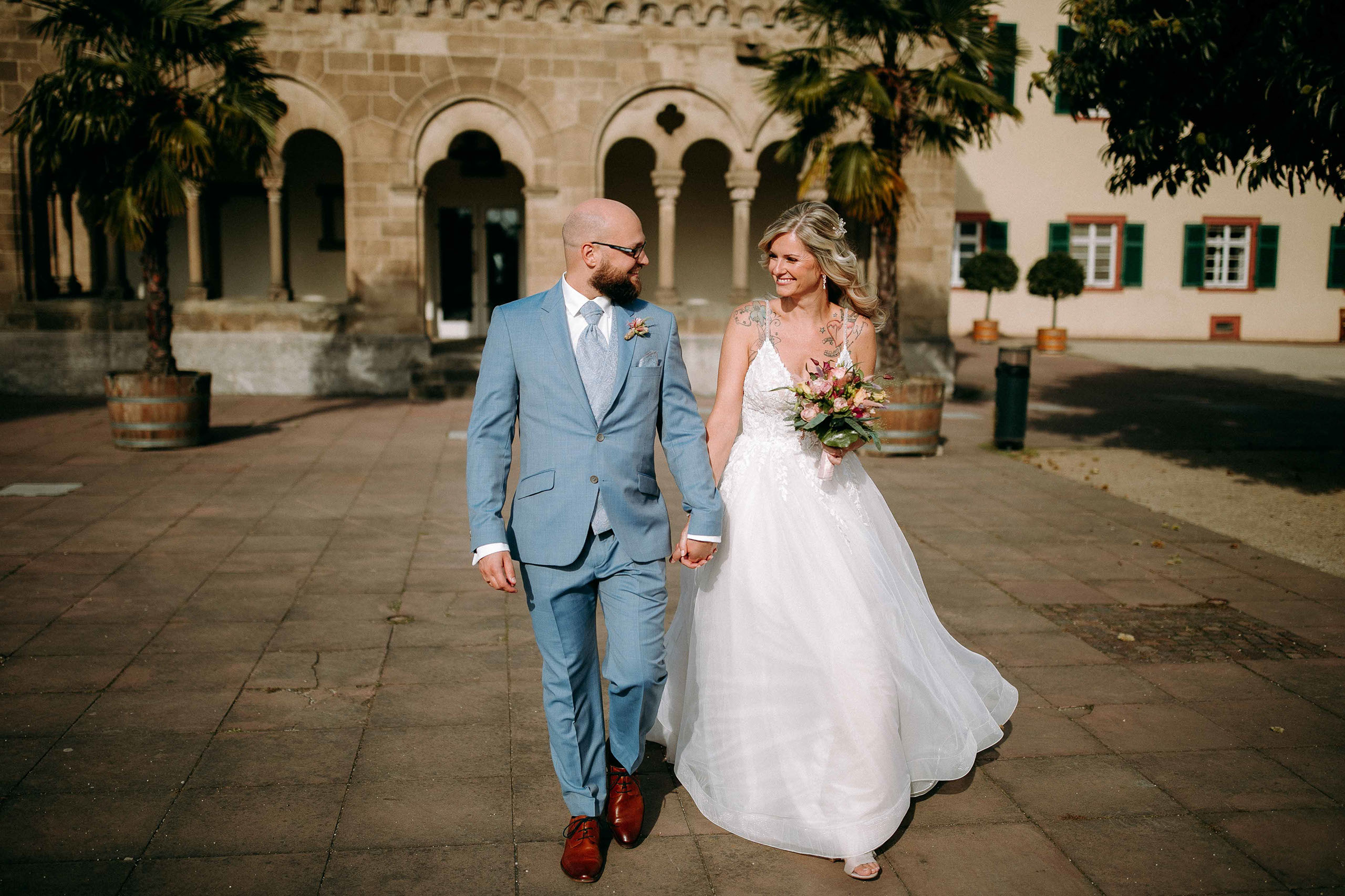 Hochzeitslocation Schloss Bad Homburg Weisser Saal – Brautpaar vor Bogenarkaden