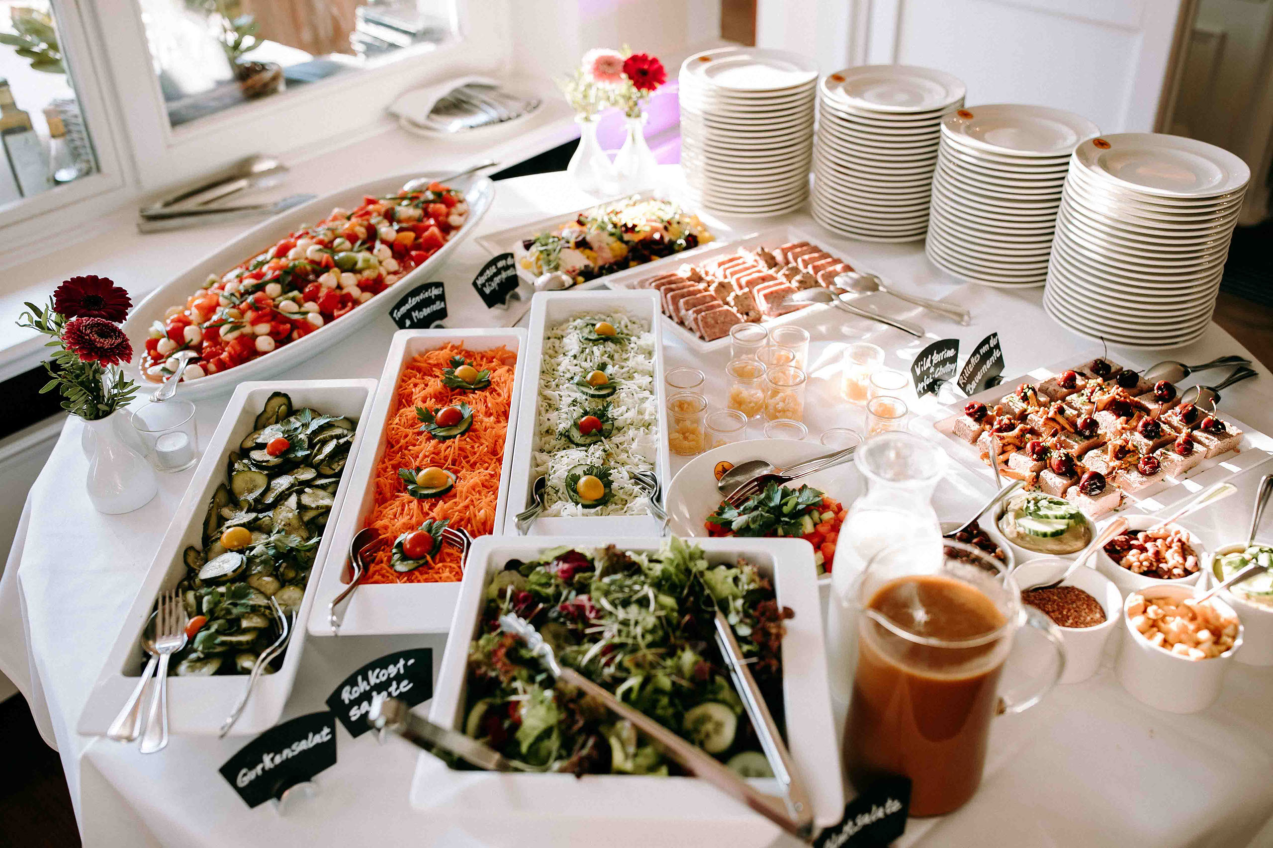 Frische Salate und Vorspeisen beim Hochzeitsbuffet – ideal festgehalten vom Hochzeitsfotograf Rheingau