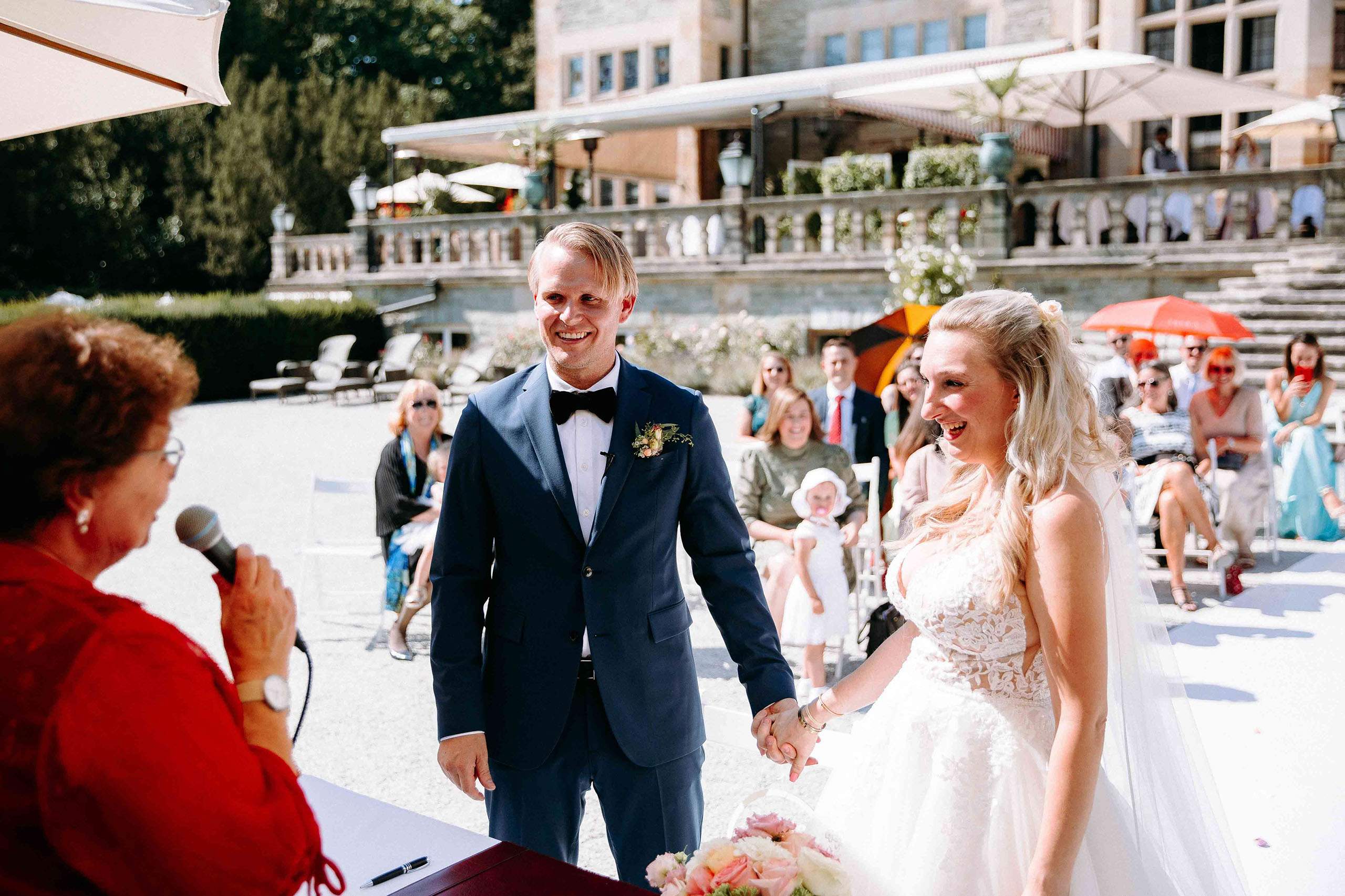 Lächelndes Brautpaar bei der freien Trauung vor dem Schlosshotel Kronberg – Hochzeitsreportage Moment.