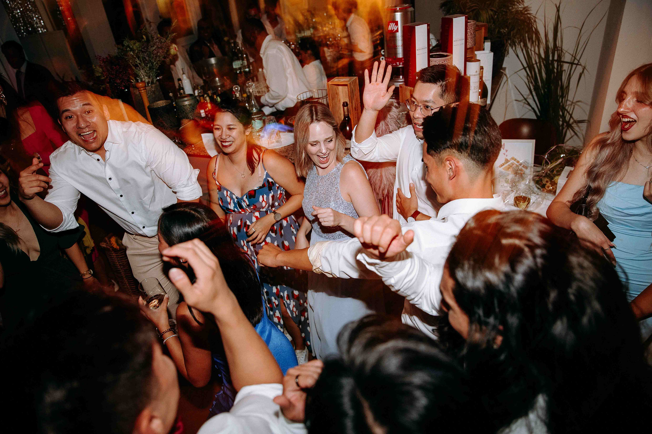 Heitere Stimmung bei den Gästen, eingefangen von einem erfahrenen Hochzeitsfotograf Bad Homburg während der Feier.