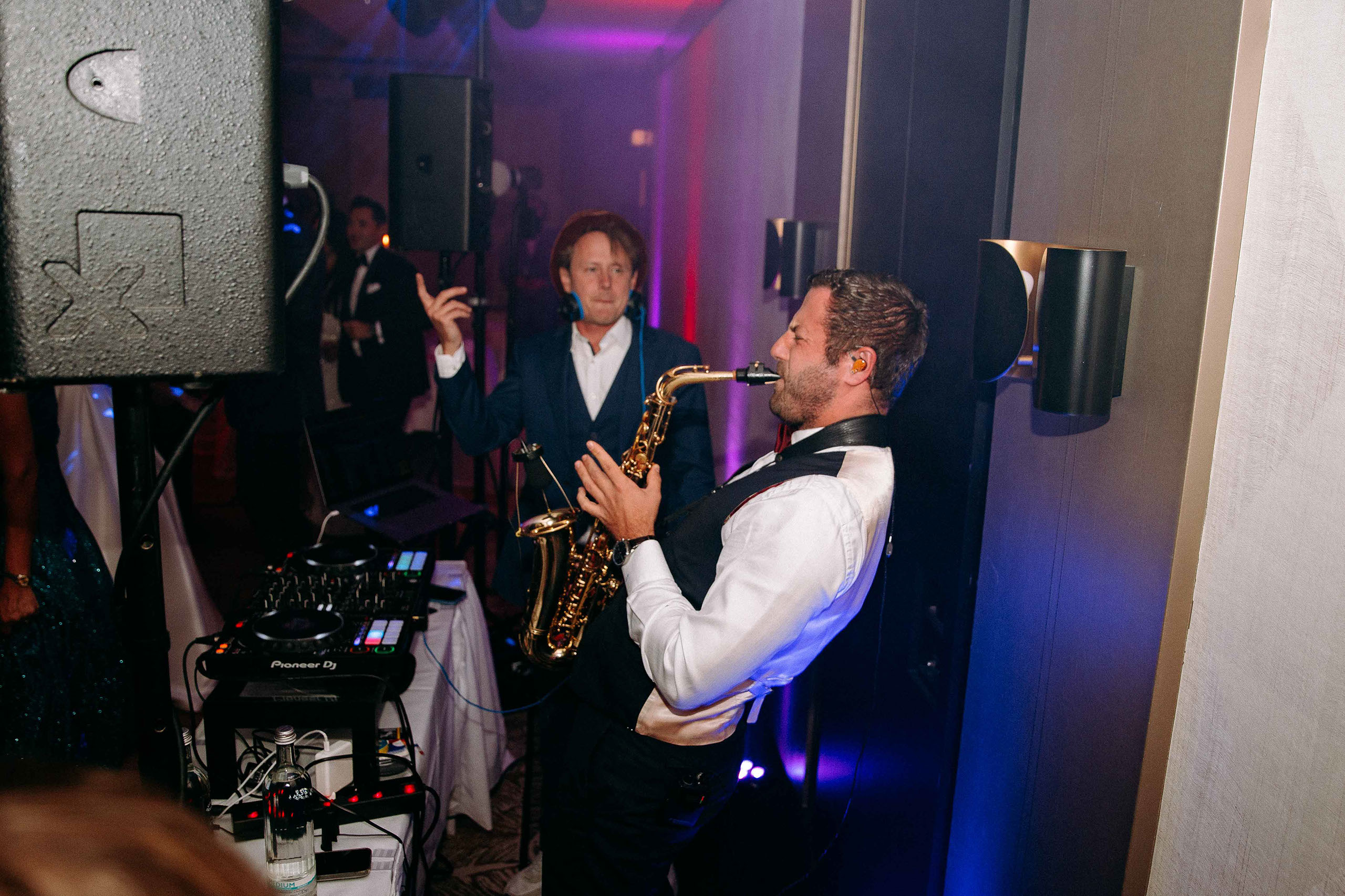 Energiegeladene Party mit Saxophon und DJ im Steigenberger Hotel – aufgenommen von Hochzeitsfotograf Bad Homburg