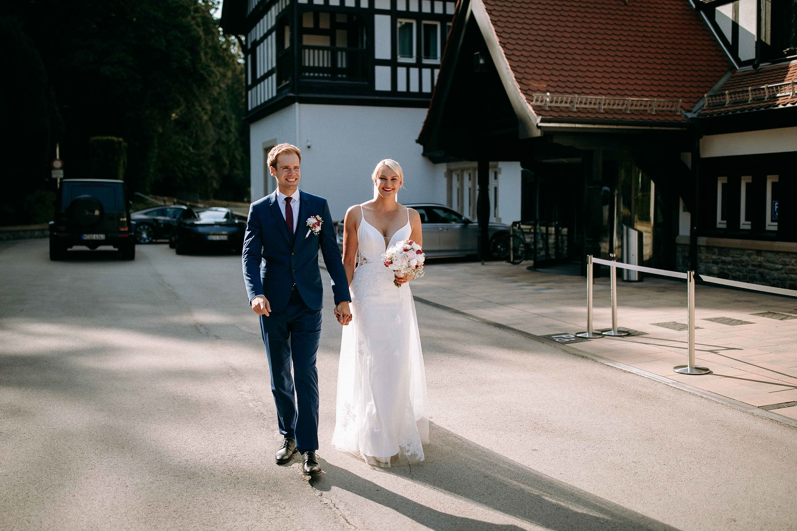 Brautpaar beim Spaziergang – Hochzeitsfotos im Dorint Hotel Oberursel mit Freie Trauung