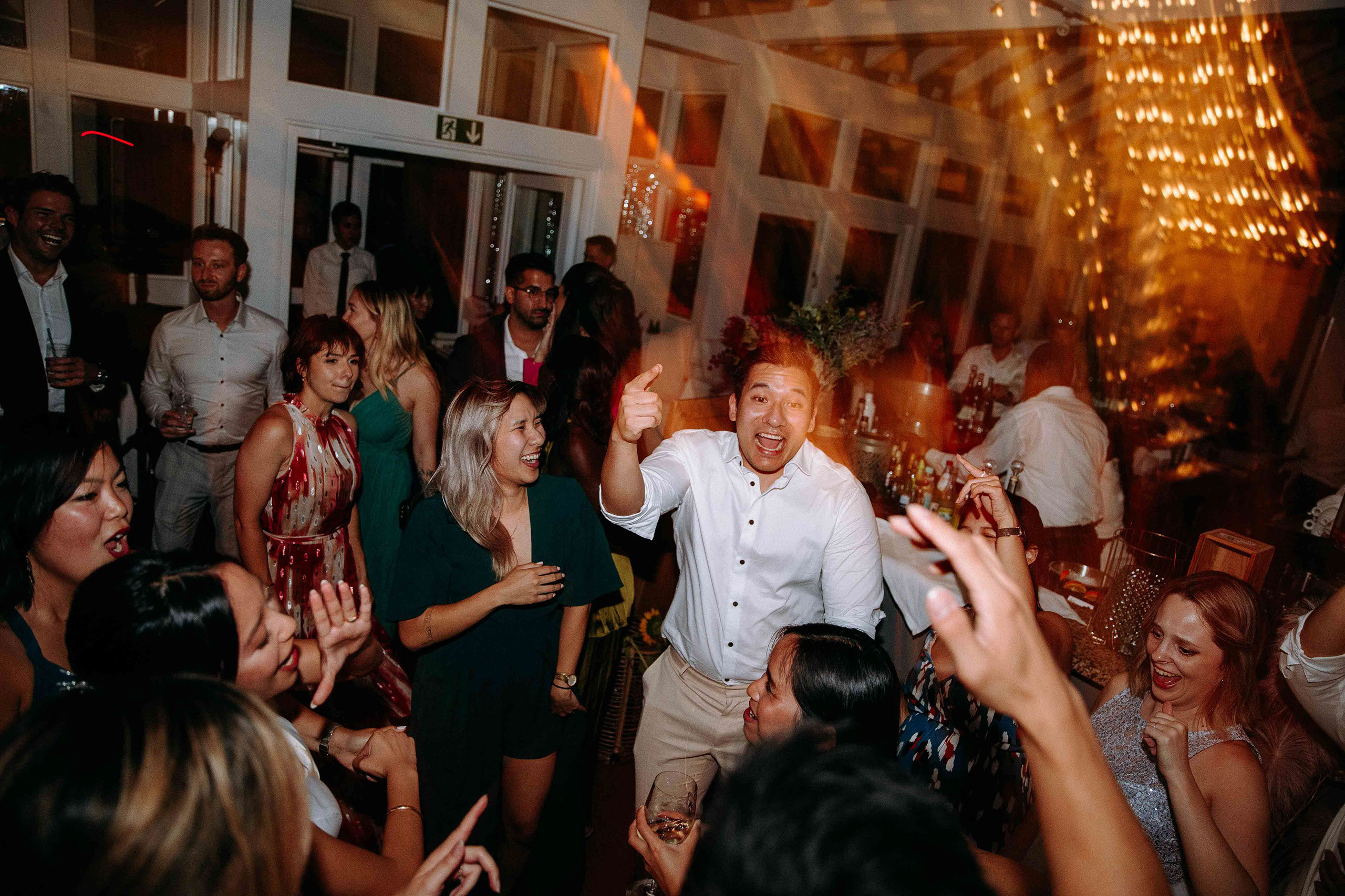 Die Tanzfläche bebt vor Energie – das Golfhaus Restaurant im Kurpark Bad Homburg als Hochzeitslocation mit ausgelassener Atmosphäre.