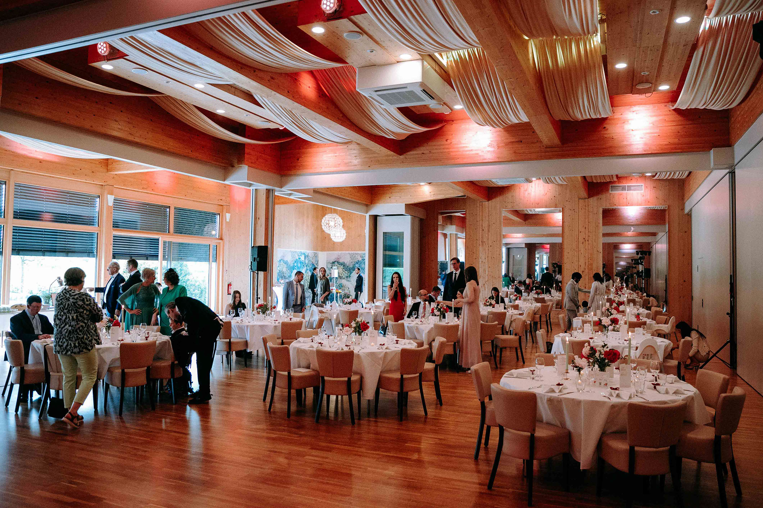 Hochzeitssaal im Eventhaus Taktgefühl festlich dekoriert für Feier