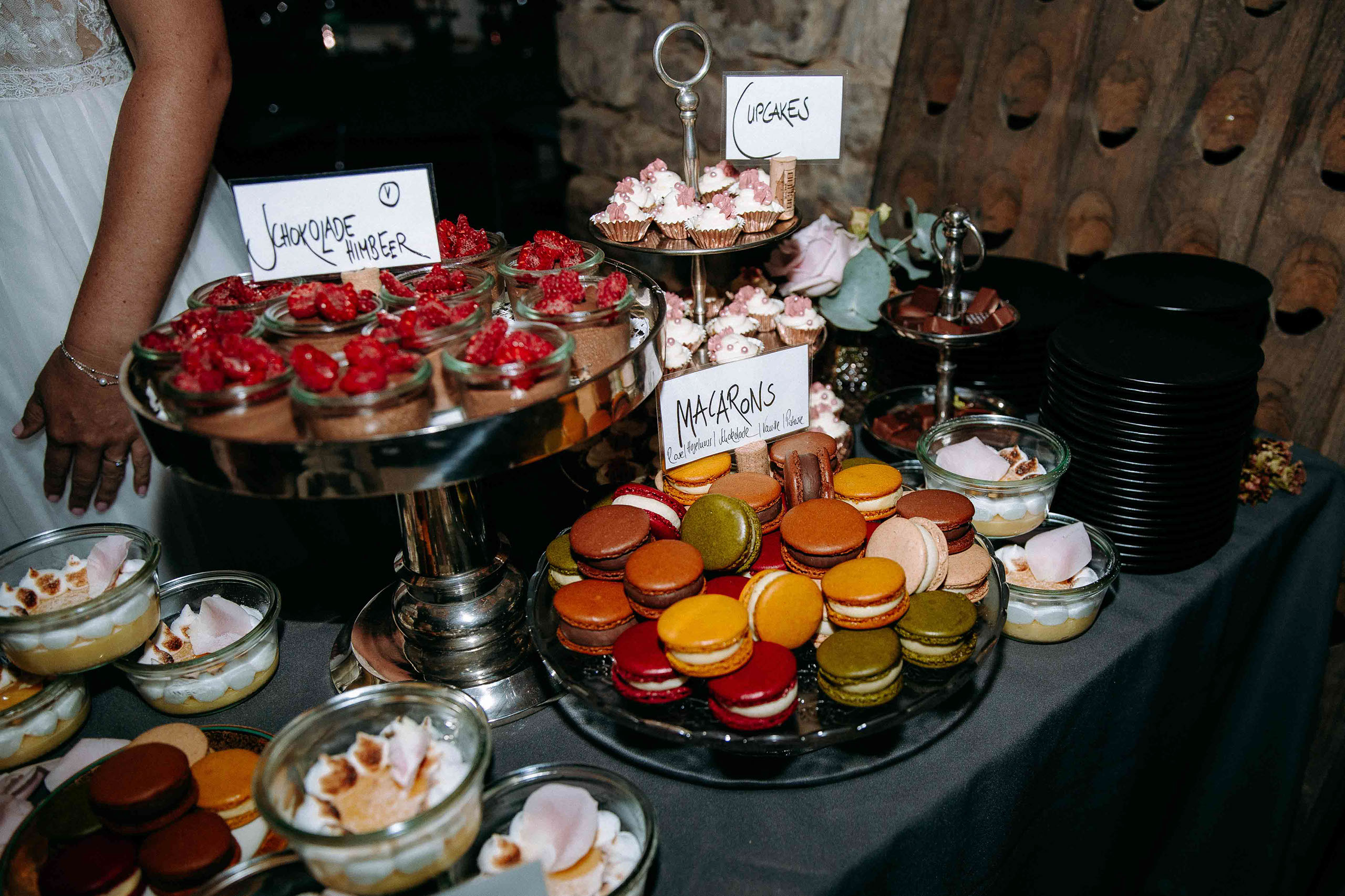 Bunte Macarons, Cupcakes und cremige Desserts beim süßen Buffet der Hochzeit im Weingut Georg Breuer