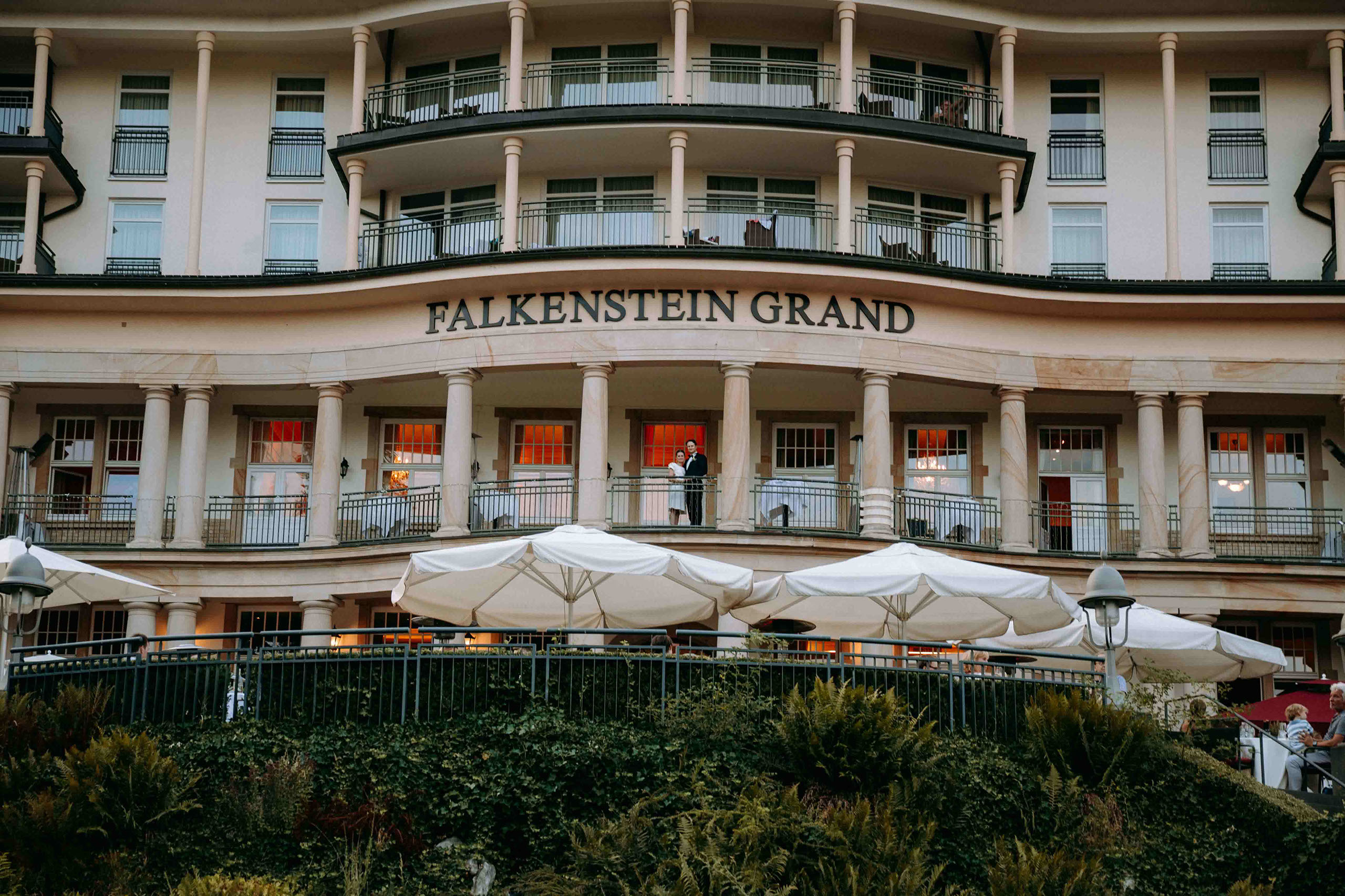 Brautpaar genießt den Ausblick auf dem Balkon im Falkenstein Grand Königstein