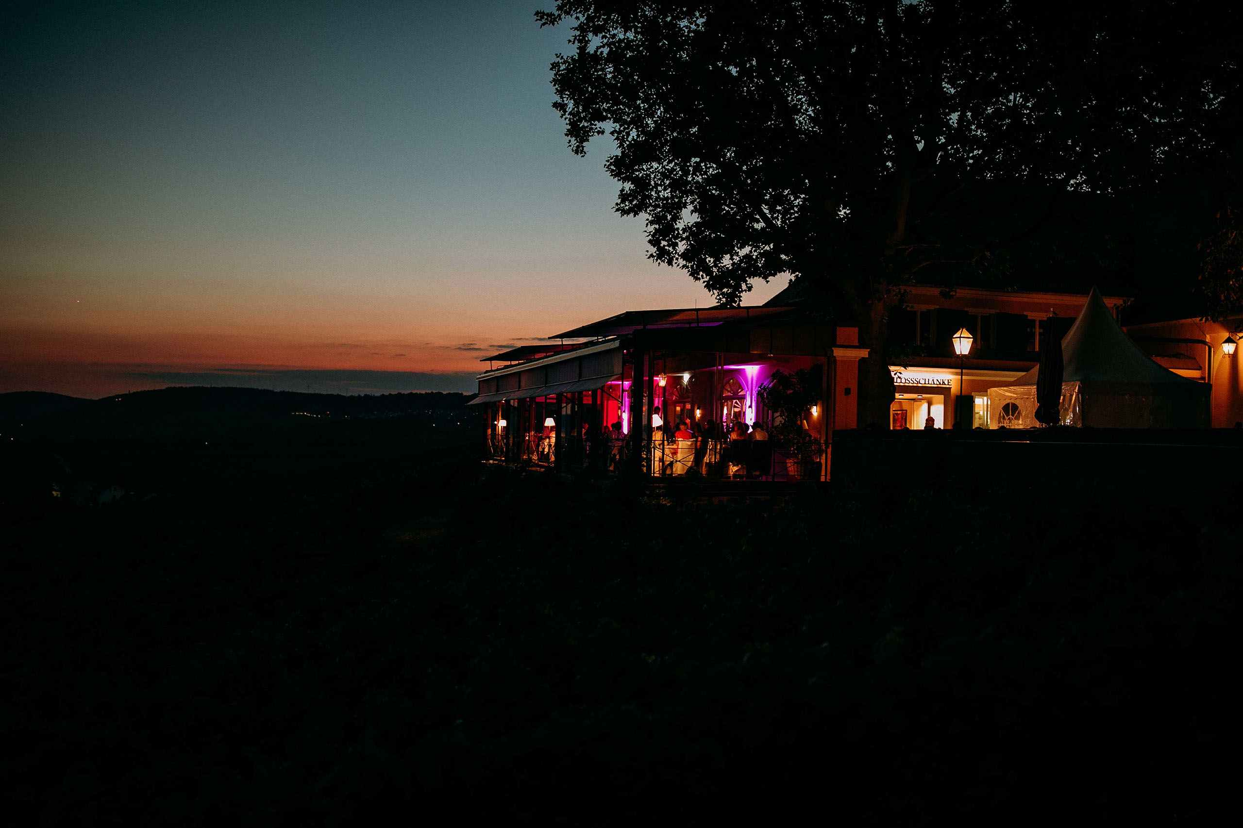 Stimmungsvolle Nachtaufnahme der Hochzeitslocation Schloss Johannisberg mit Licht und Atmosphäre