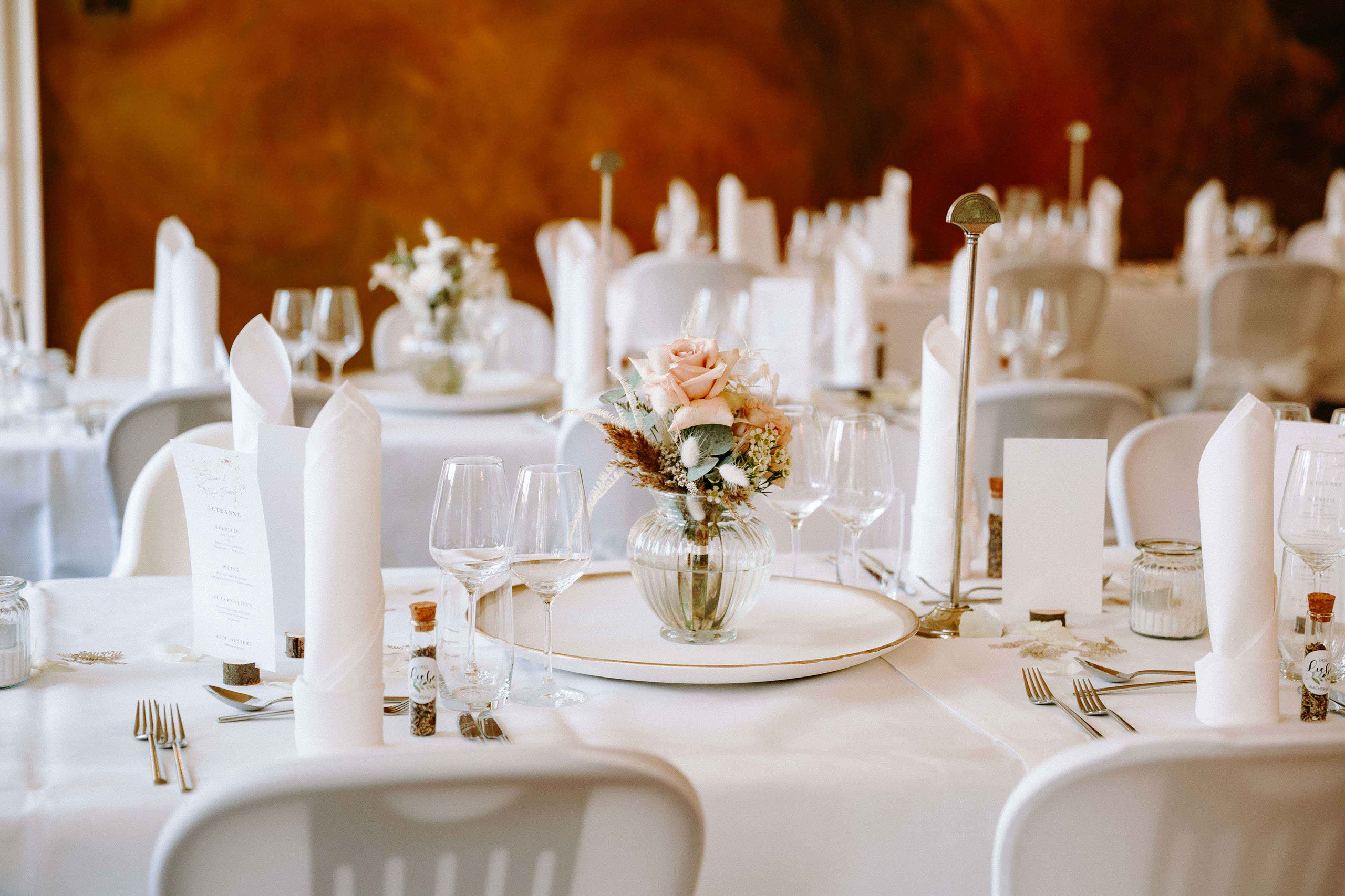 Zarte Rosendeko in Glasvase als floraler Hingucker bei der Hochzeit in der Orangerie Bad Homburg.