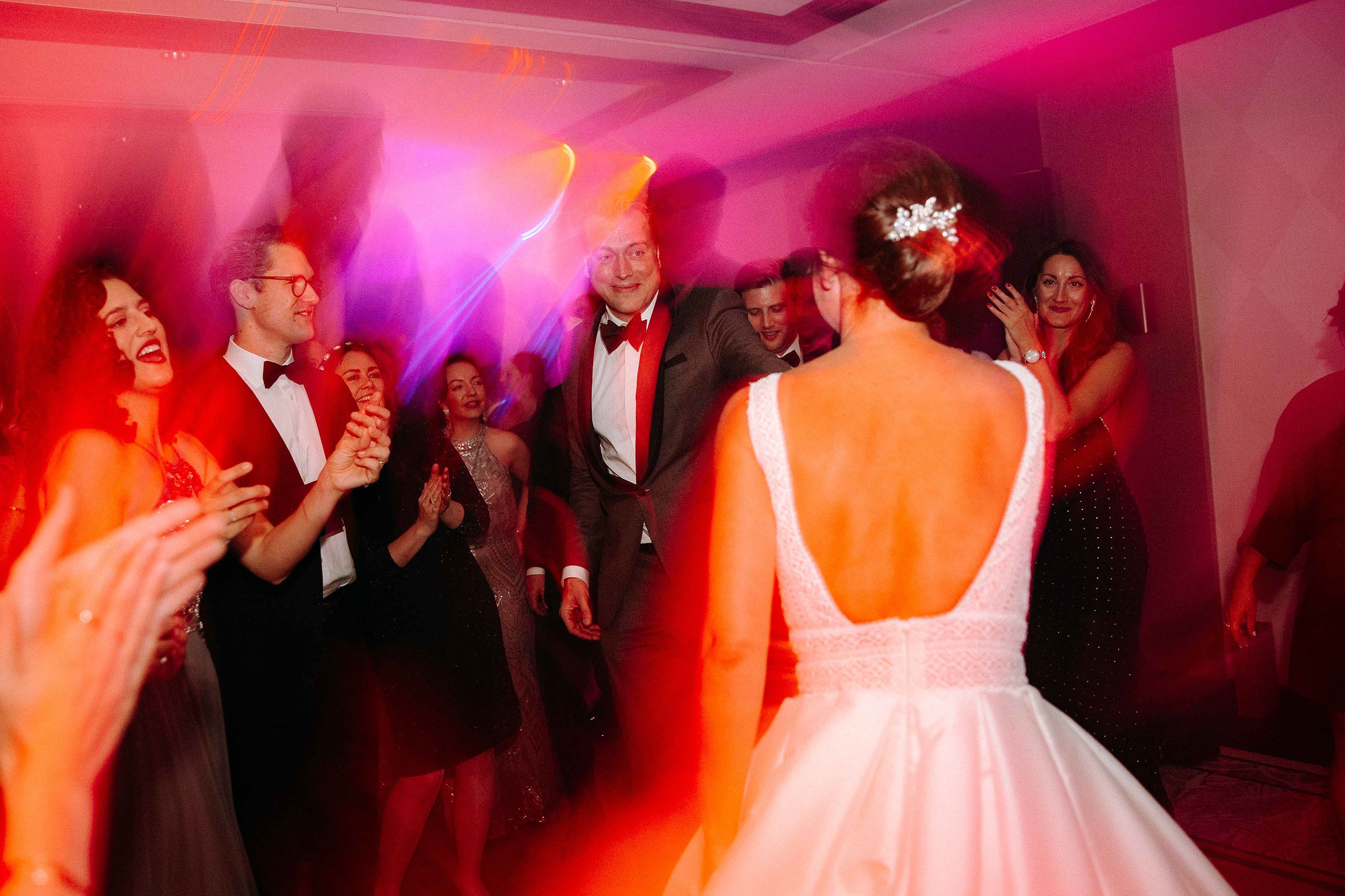 Hochzeitsfeier mit Licht- und Farbeffekten – dynamisches Bild vom Hochzeitsfotograf Bad Homburg