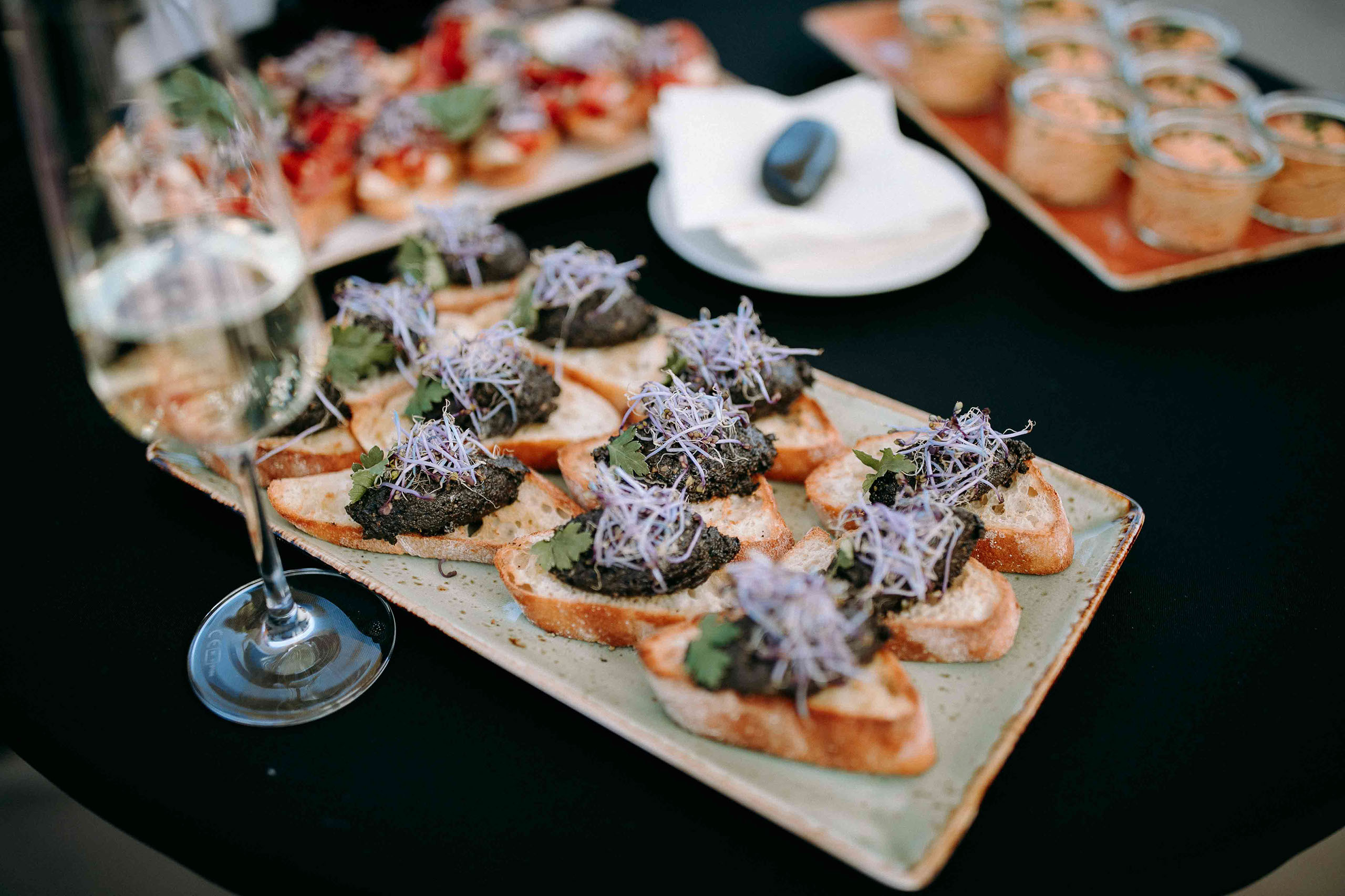 Canapés mit Kräutern auf Baguette beim Sektempfang an der Hochzeitslocation Am Niederwald.