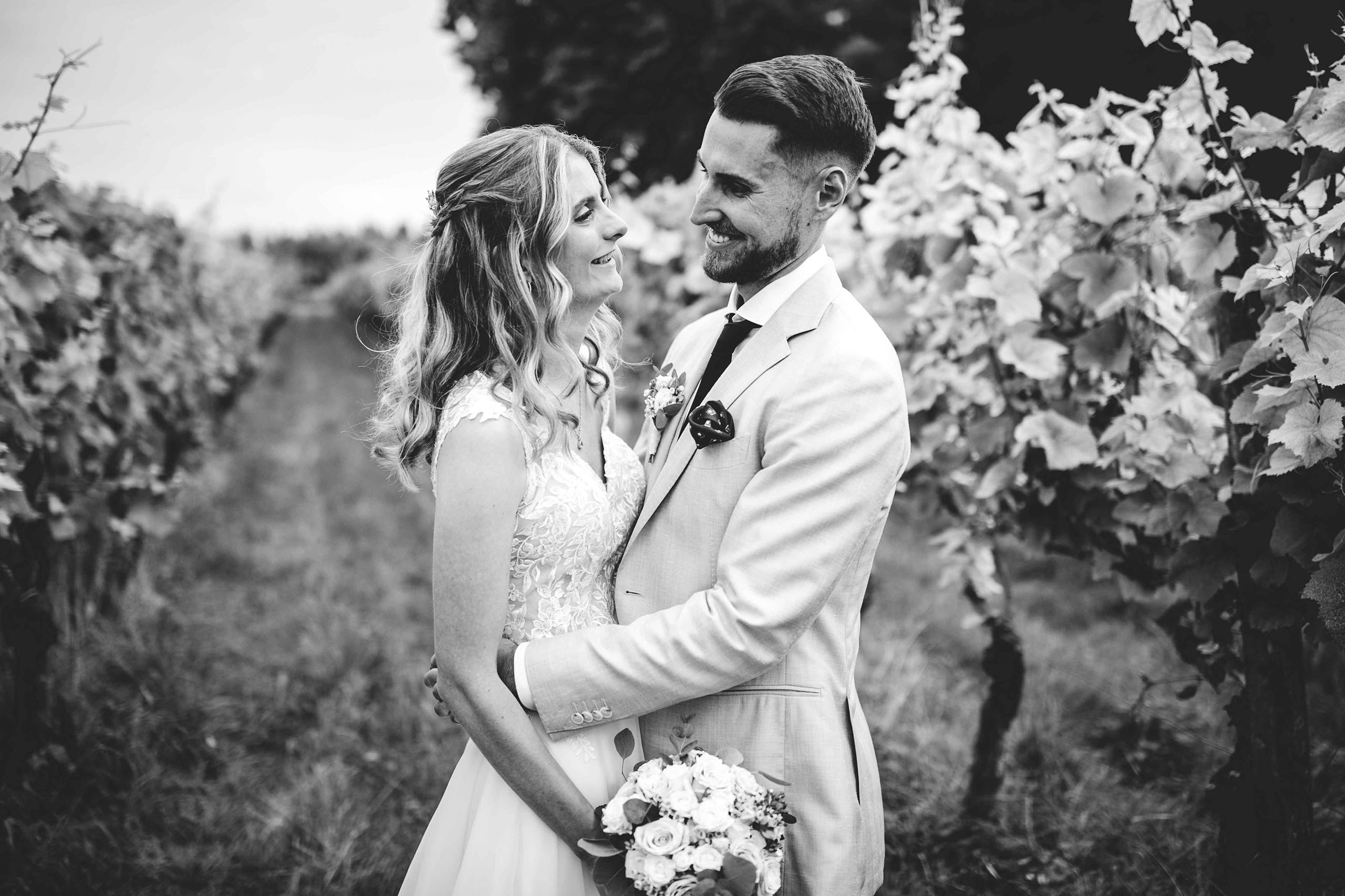 Hochzeitsfoto im Weinberg bei Baron Knyphausen – idyllische Kulisse im Draiser Hof im Rheingau.